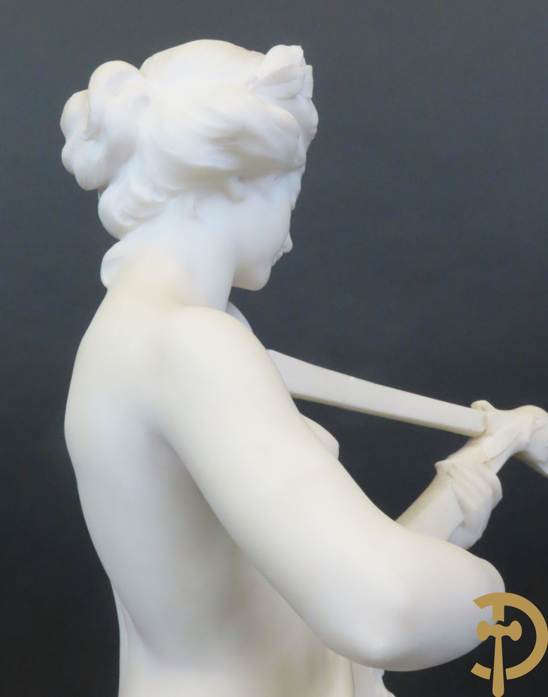Prof. Fagioli Firenze getekend : Witte marmersculptuur van zittende dame met ontblote boezem met muziekinstrument