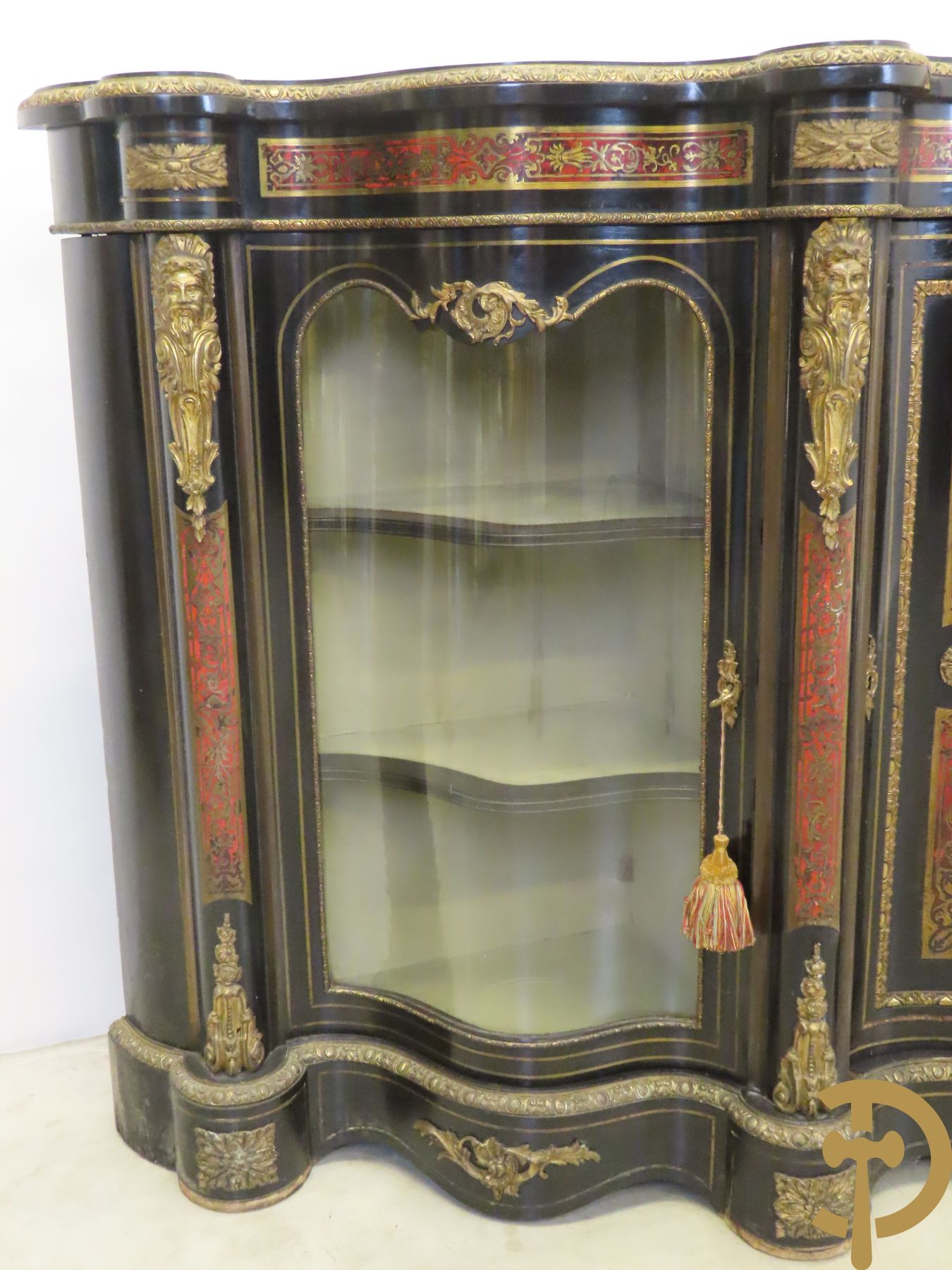 Groot Napoleon III dressoir met centrale deur bezet met medaillon in Boulletechniek - zijdelings met deuren in vitrineglas - bezet met bronzen ornamenten