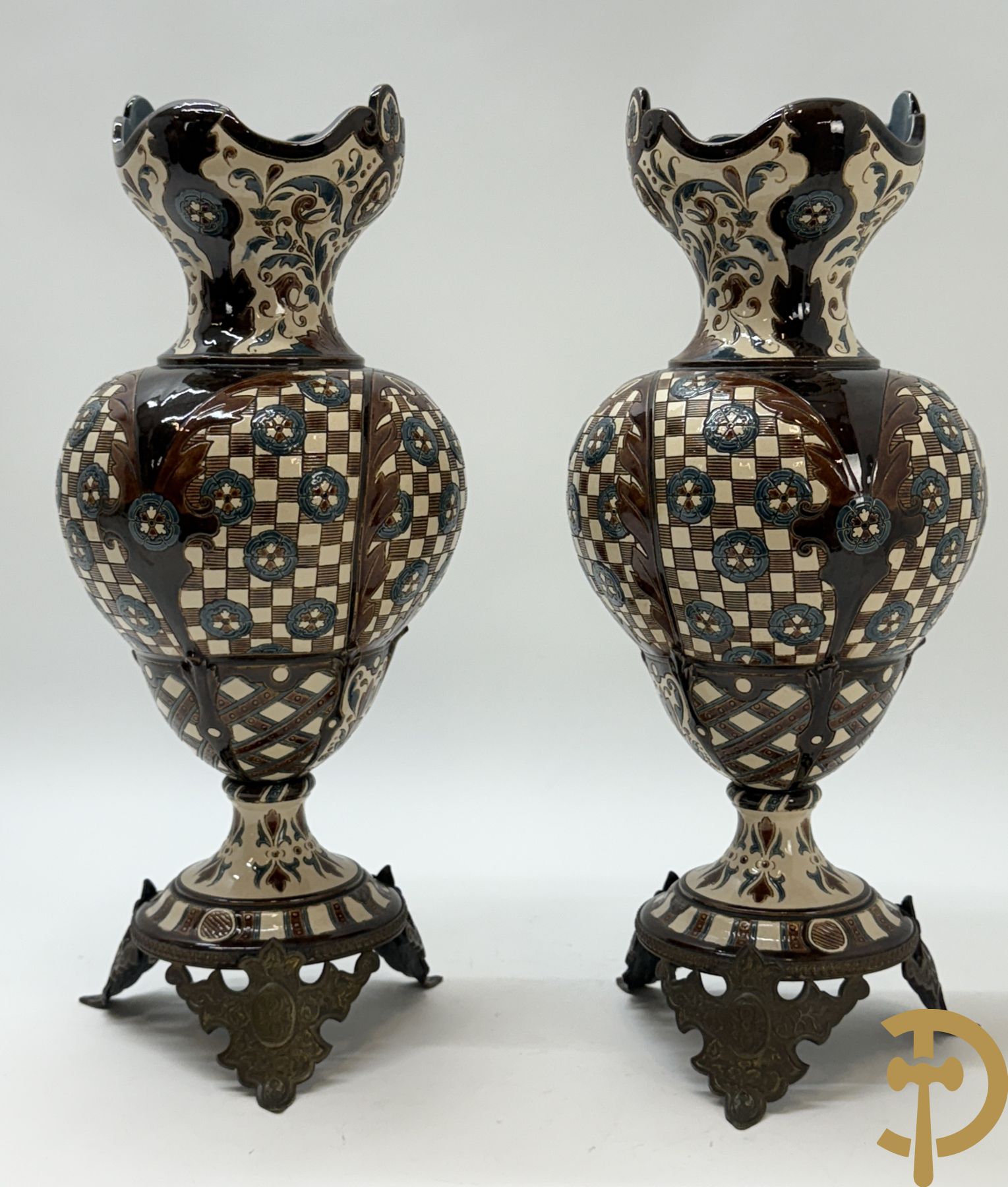 Paar meerkleurige vazen in Oostenrijkse faience met bloemendecor op koperen voet, Gerbing & Stephan, begin 1900