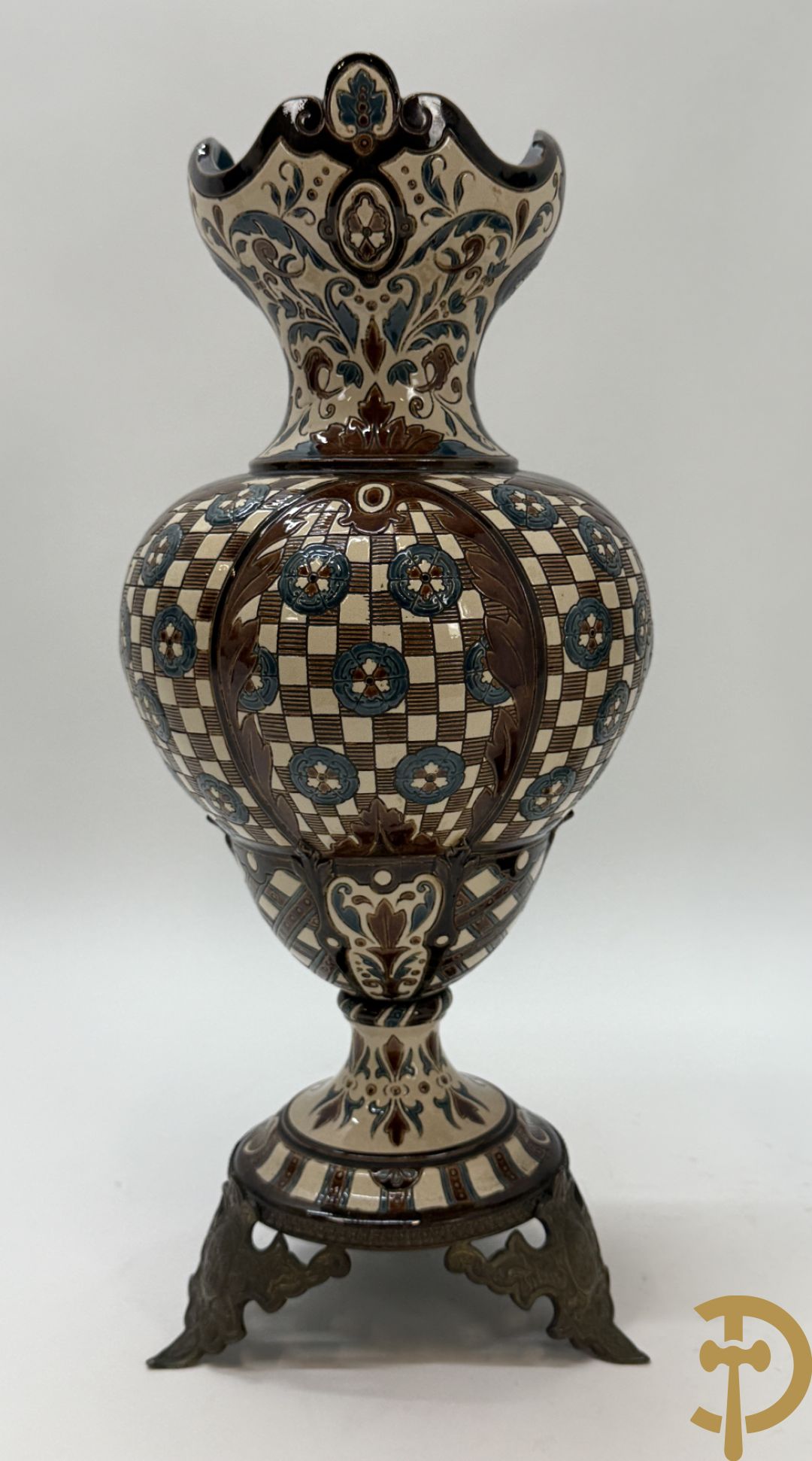 Paar meerkleurige vazen in Oostenrijkse faience met bloemendecor op koperen voet, Gerbing & Stephan, begin 1900