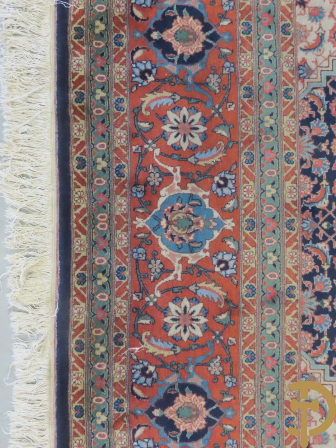 Oosters handgeknoopt tapijt met centraal decor op blauwe fond met bloemenmotieven