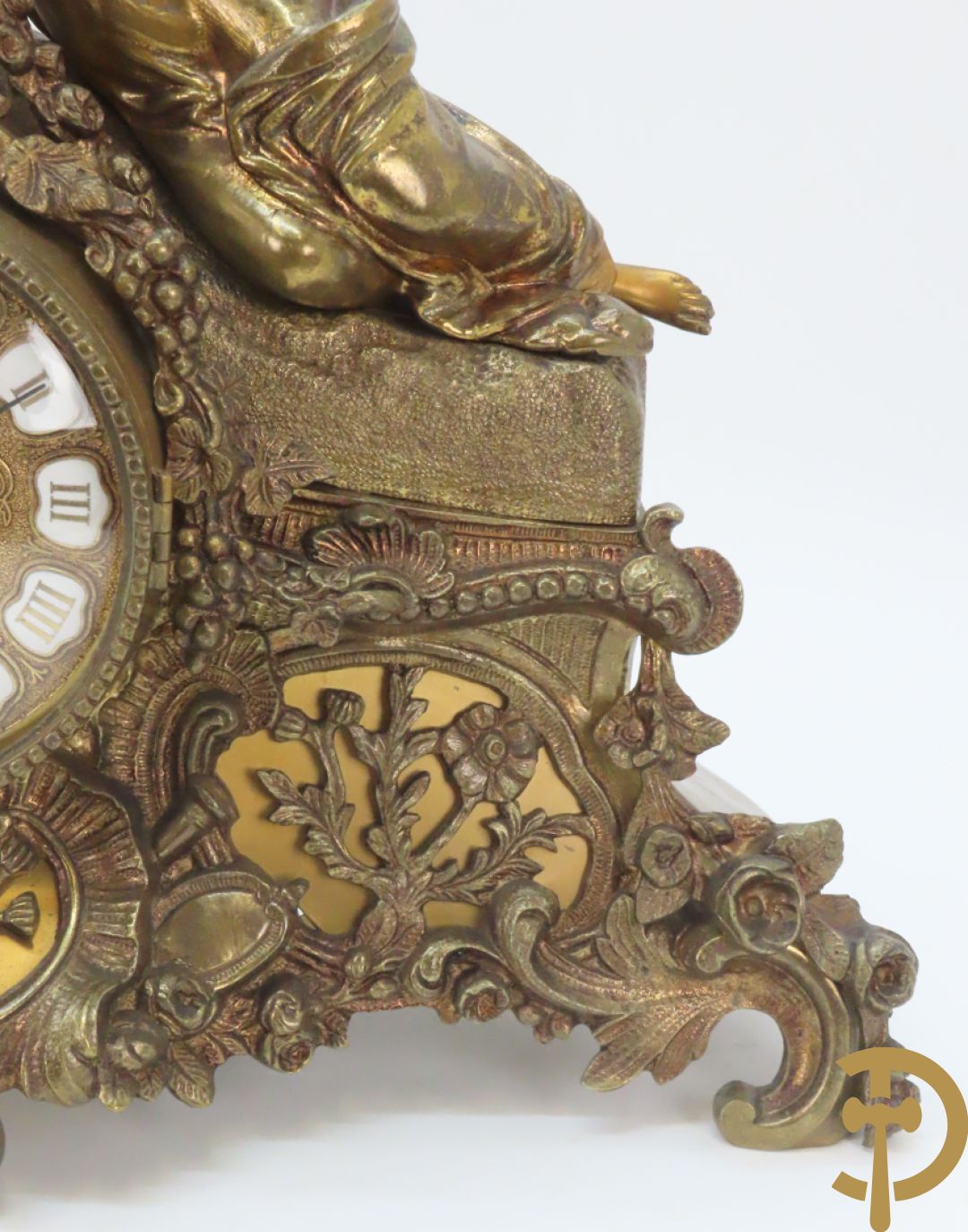 Driedelige bronzen garnituur bestaande uit pendule met 2 dames bovenaan, geflankeerd door paar zesarmige kandelaars