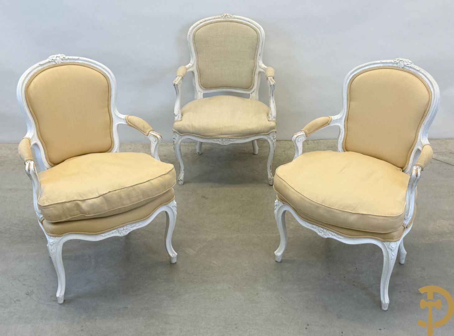 Paar wit gemonochromeerde Louis XV armzetels op voluutvormige poten + 1 andere