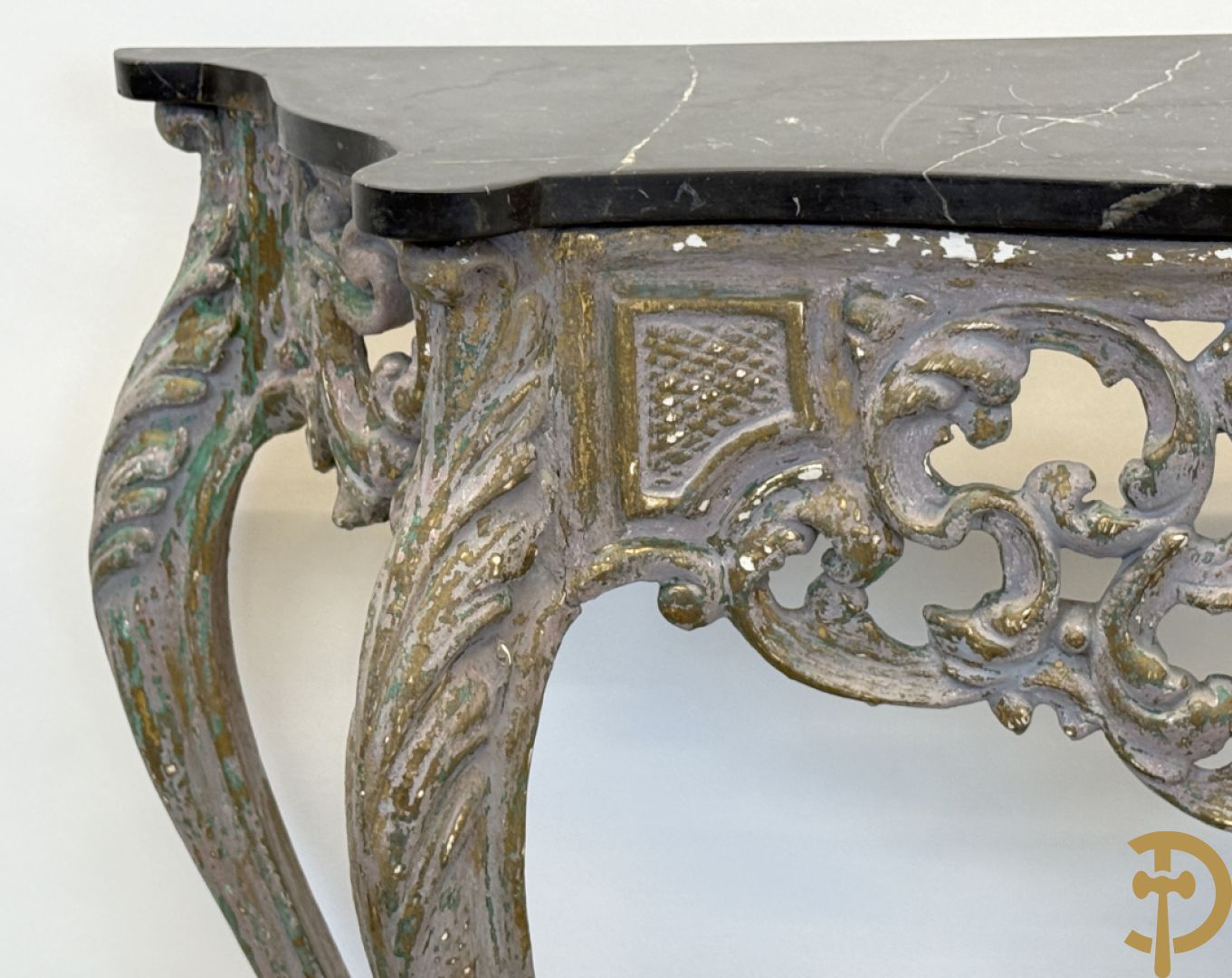 Gepatineerde Louis XV console met zwart marmeren blad