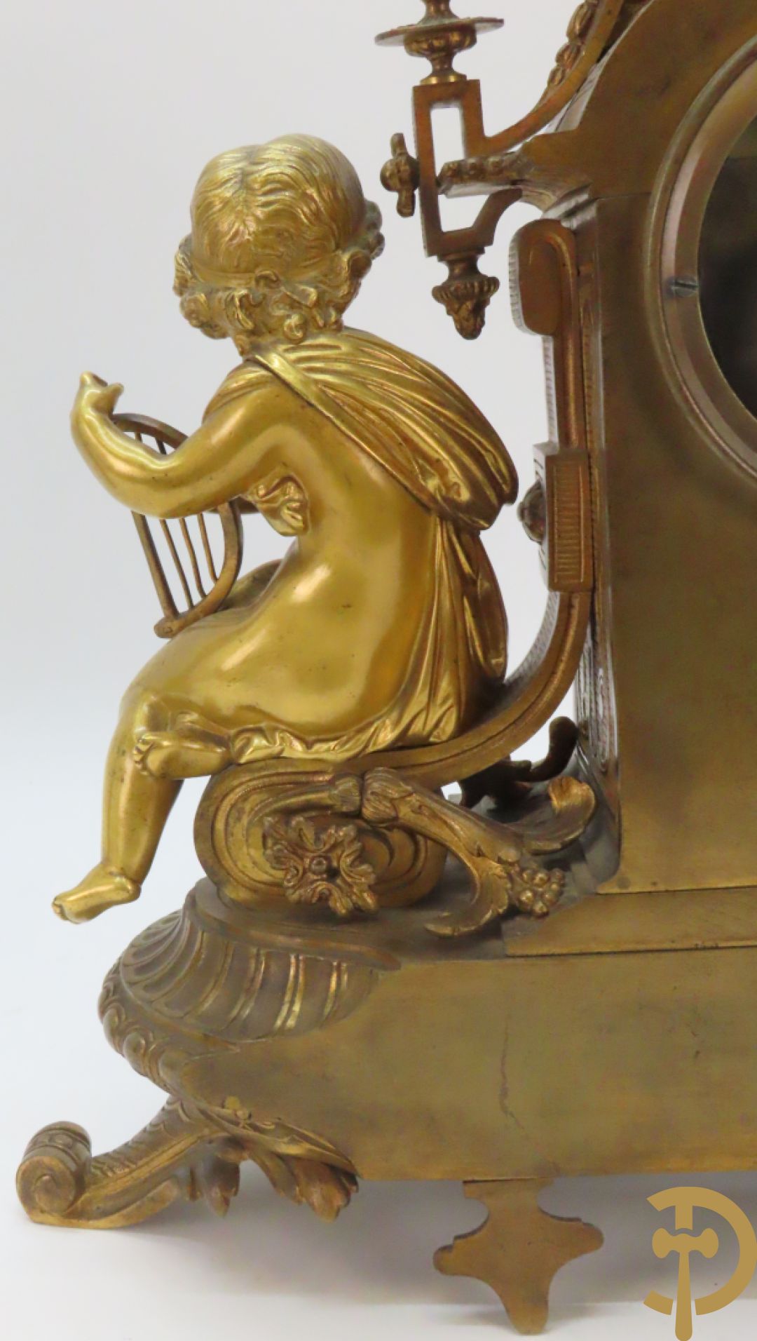 Driedelige bronzen garnituur bezet met Sèvres porselein bestaande uit pendule geflankeerd door paar cupido