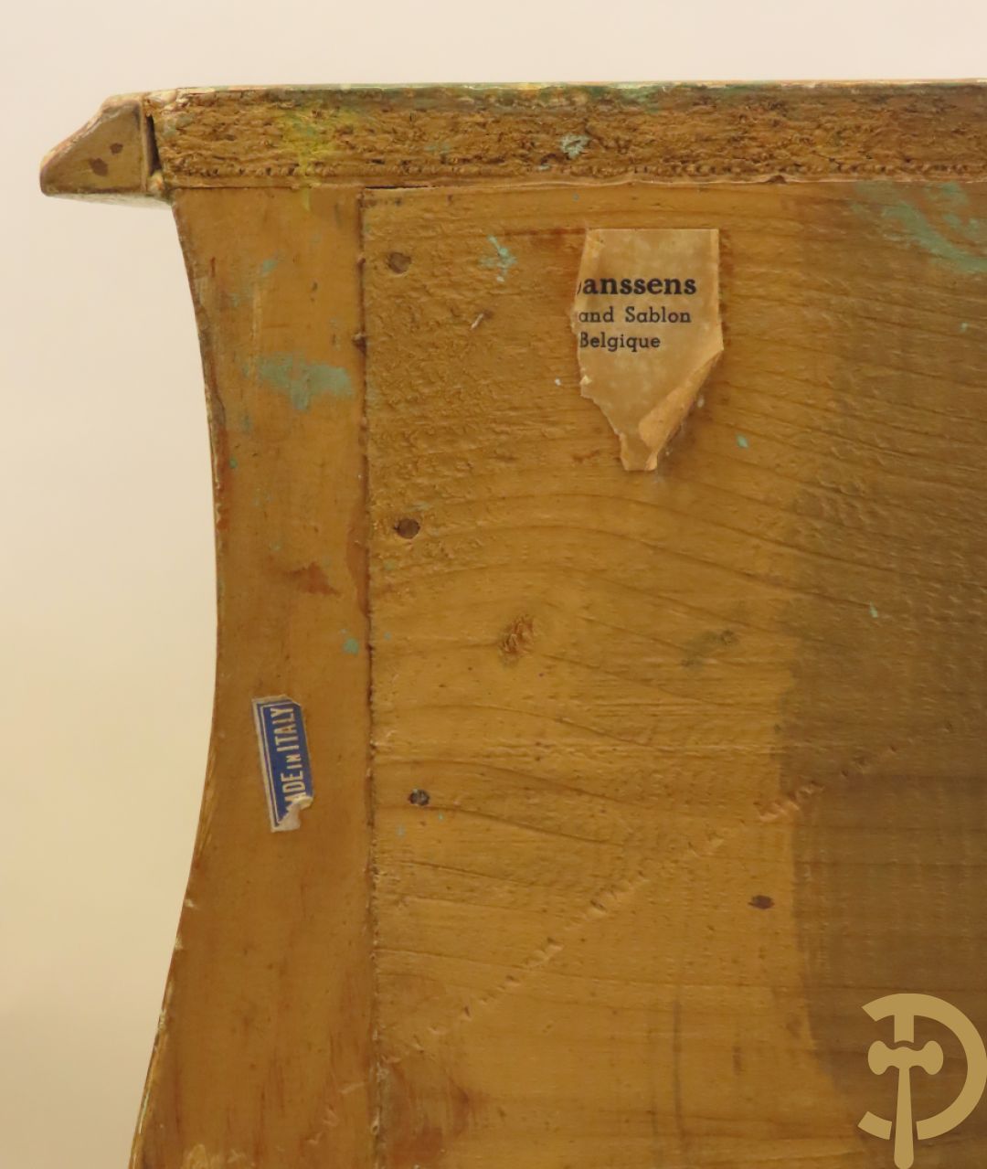 Paar gegalbeerde en gemonochromeerde bijzetkastjes met 2 lades en beschilderd bloemendecor op voluutvormige poten