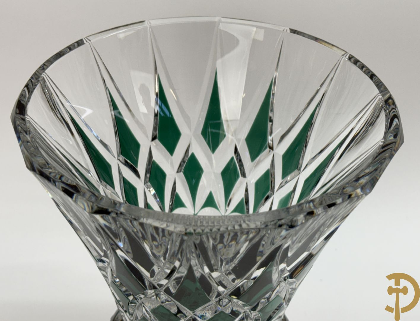 Val Saint Lambert : Groen gekleurde handgeslepen kristallen vaas