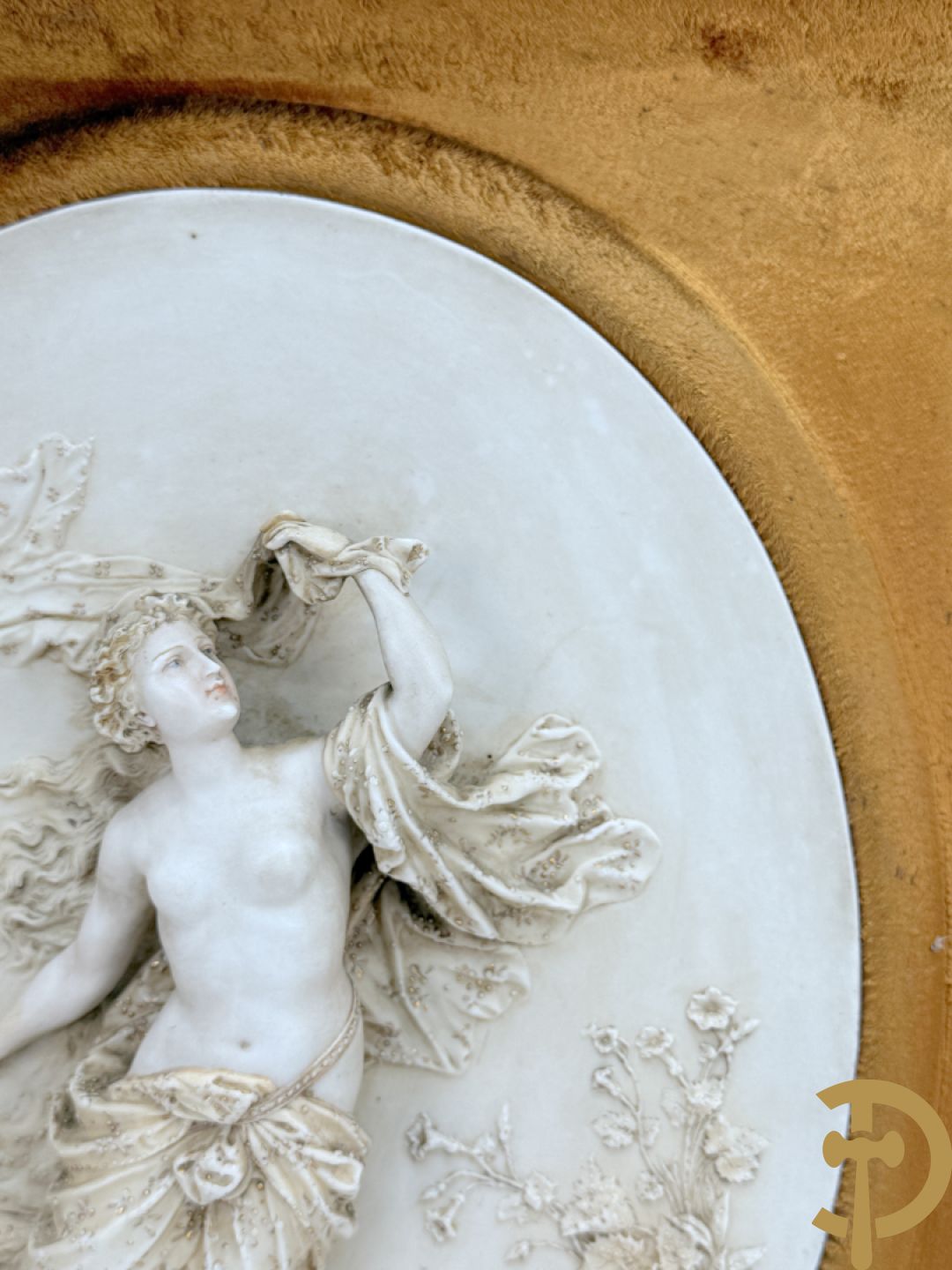 Paar ovale porseleinen plakkettes met elegante dame in bloemenveld