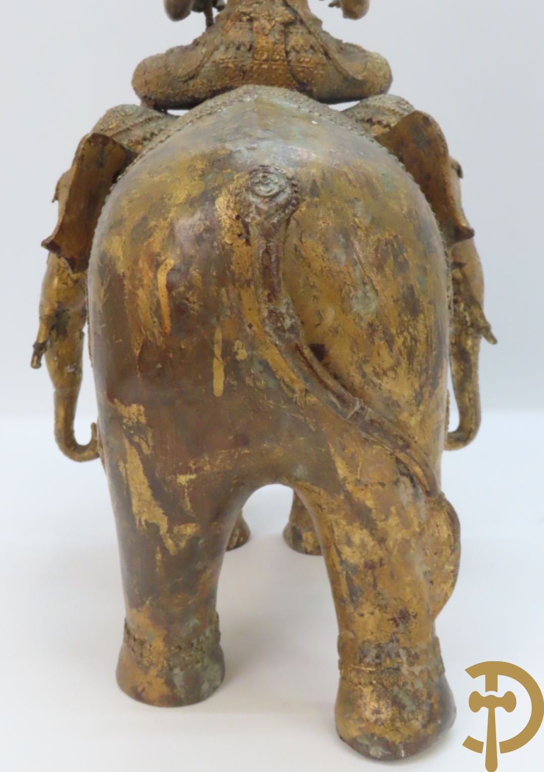 Orientaalse kopersculptuur van driekoppige olifant met boedhisatsvat + koperen boedhistische figuur met snaarinstrument