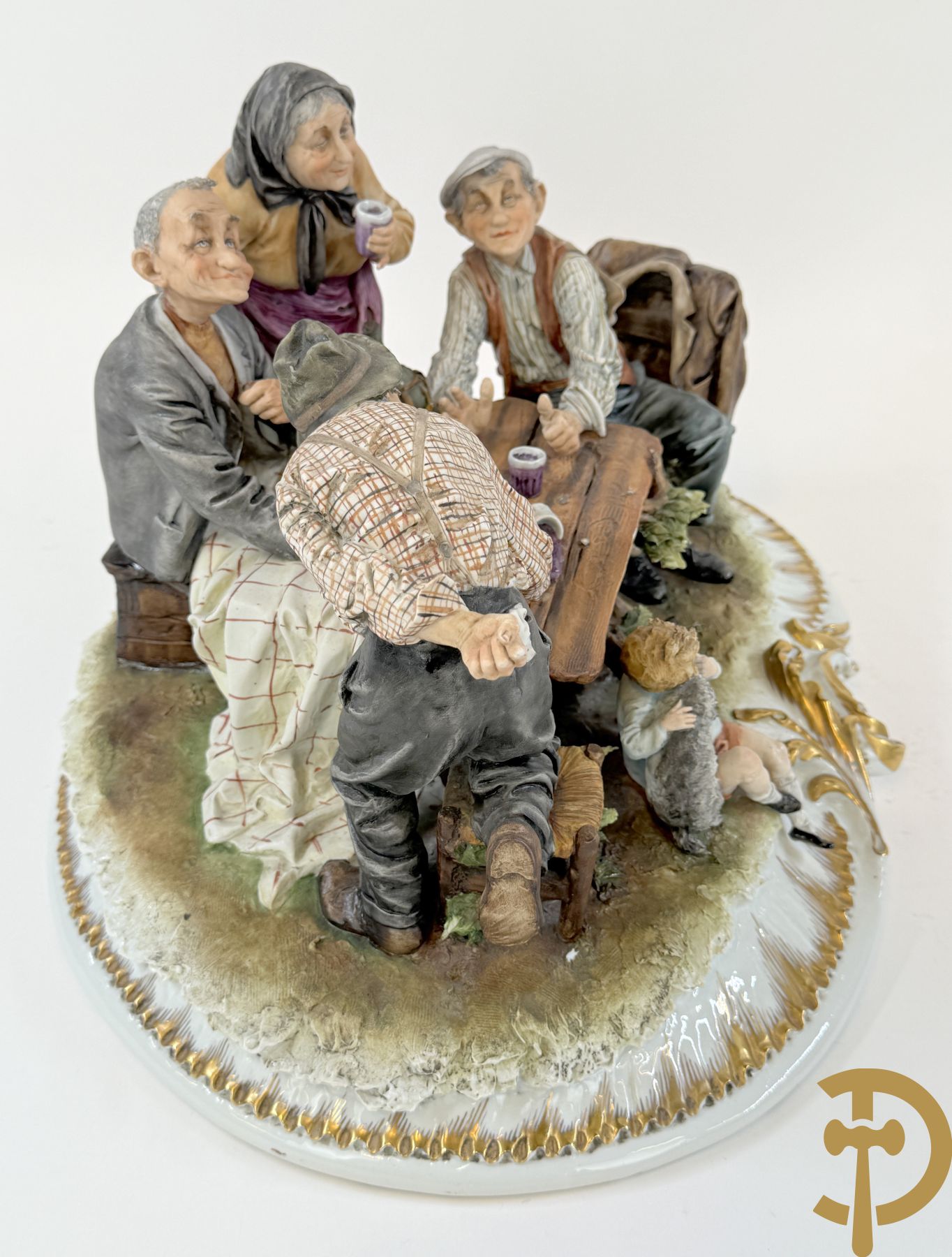 Twee grote Italiaanse groepen in 
gekleurde biscuit : jongens plukken appels - onderonsje aan tafel + 4 groepen in gekleurde Italiaanse biscuit