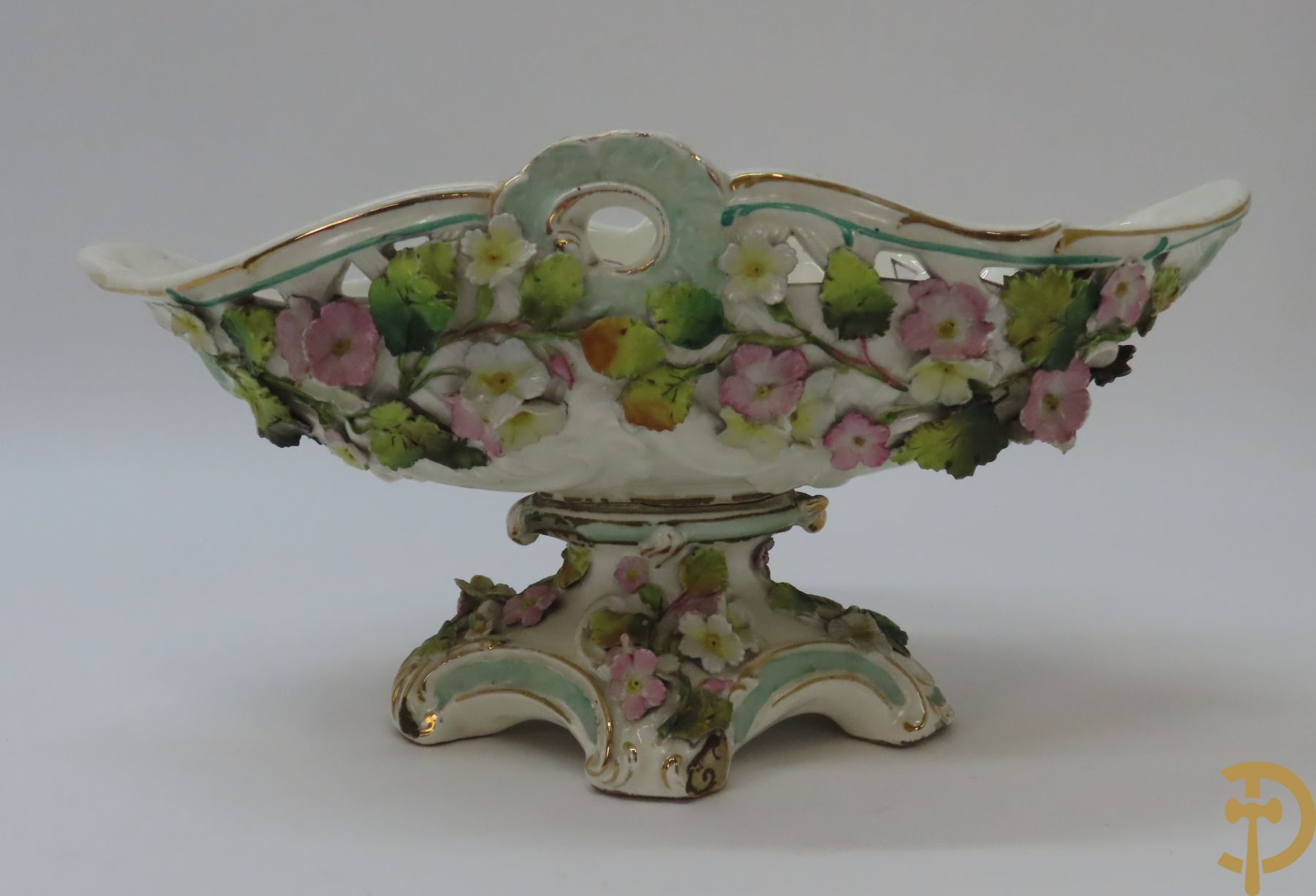 Porseleinen Franse cornetvaas geajoureerd met bloemenmotief, Vieux Paris + Vieux Paris coupe + porseleinen coupe met bloemenmotieven bezet