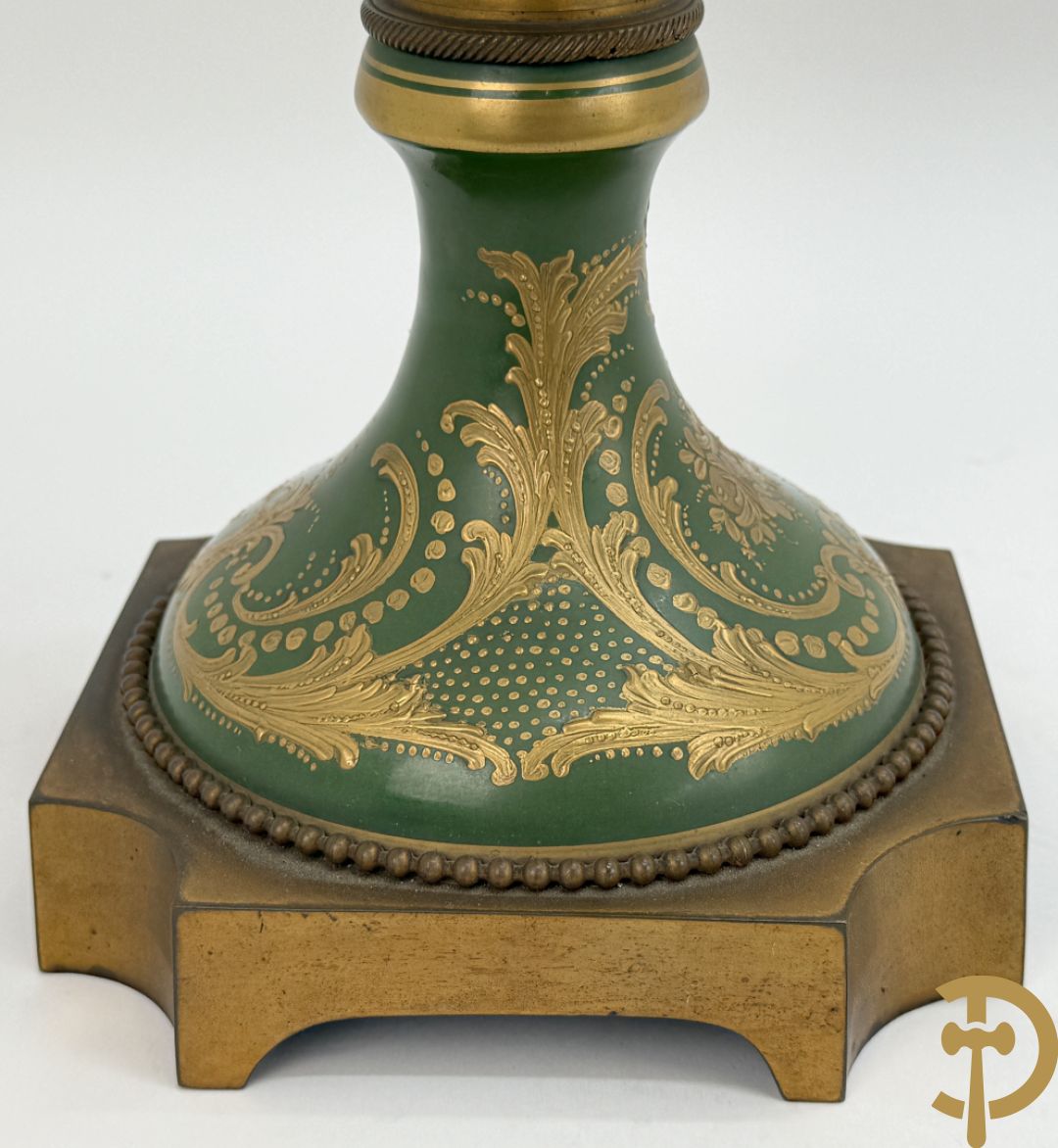 Porseleinen driedelige Sèvres cassolettes met decor van muciserende en dansende personages op groene fond, Aly getekend, gemerkt Sèvres