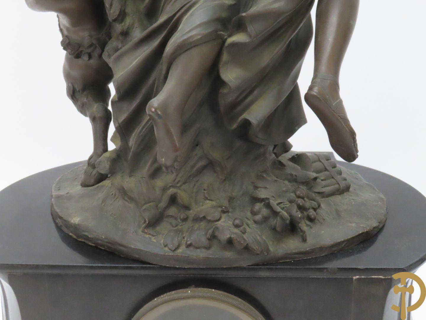 CLODION getekend - Paar elegante bronzen dames met tambour en fruit, geflankeerde door jonge faune, op marmeren klokstel - opgebouwd als garnituur met 2 kandelaars met bronzen kindjes dragende een toorts met bloemen en kaarsen