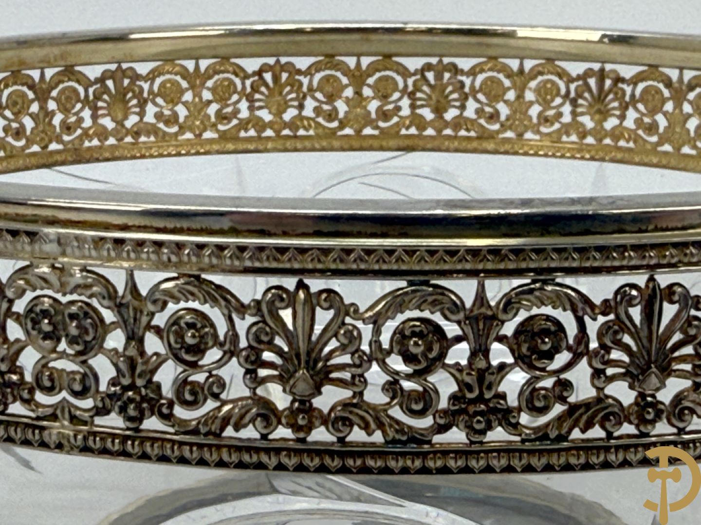 Kristallen flacon met verzilverd omhulsel en geanimeerd tafereel + kristallen coupe met verzilverde rand + kristallen coupe met vergulde louis XVI strikken en guirlandes