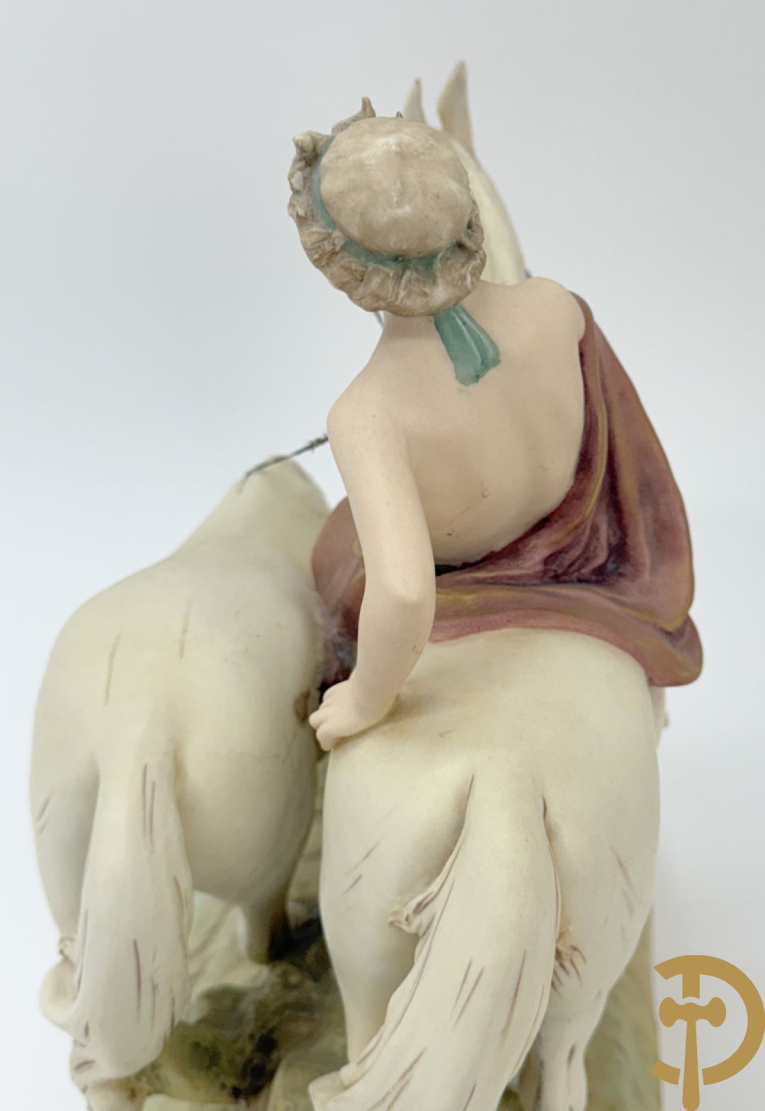 Paardenmenner in Royal Dux, onderaan gemerkt nr. 2072