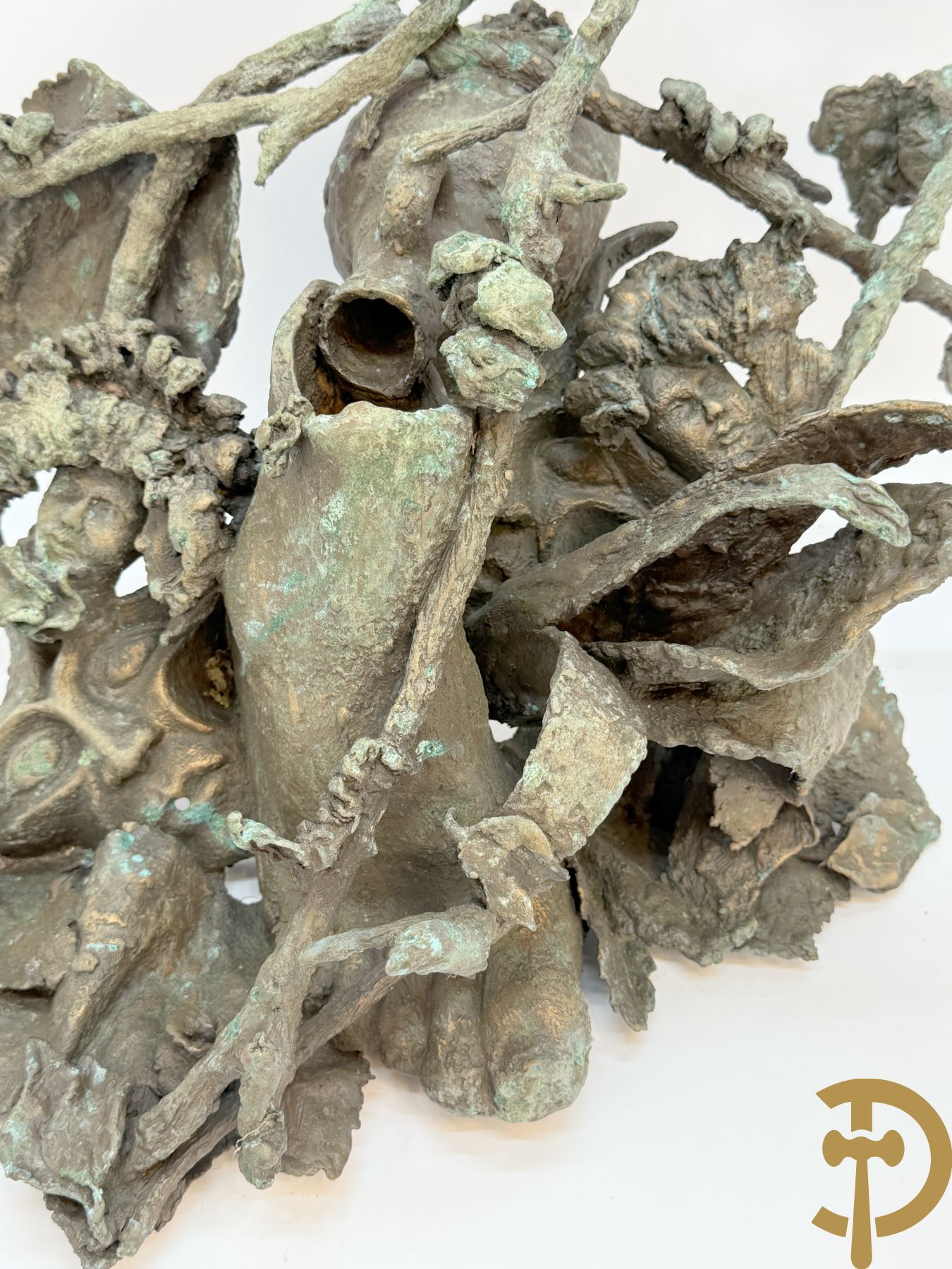 Lampens Mark (van maar ongetekend)  bronzen sculptuur met voet, maskers en fles