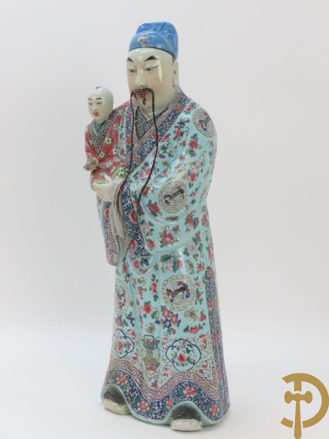 Chinese porseleinen wijsgeer dragende een kind