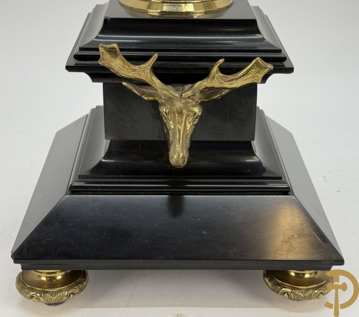 Zwart marmeren garnituur Napoleon III bestaande uit paar bronzen vuurrvergulde vijfarmige kandelaars bezet met vogels op zwarte marmeren basis met hertenkoppen + zwart marmeren middenstuk met klok bezet met hertenkoppen (zonder beeld)