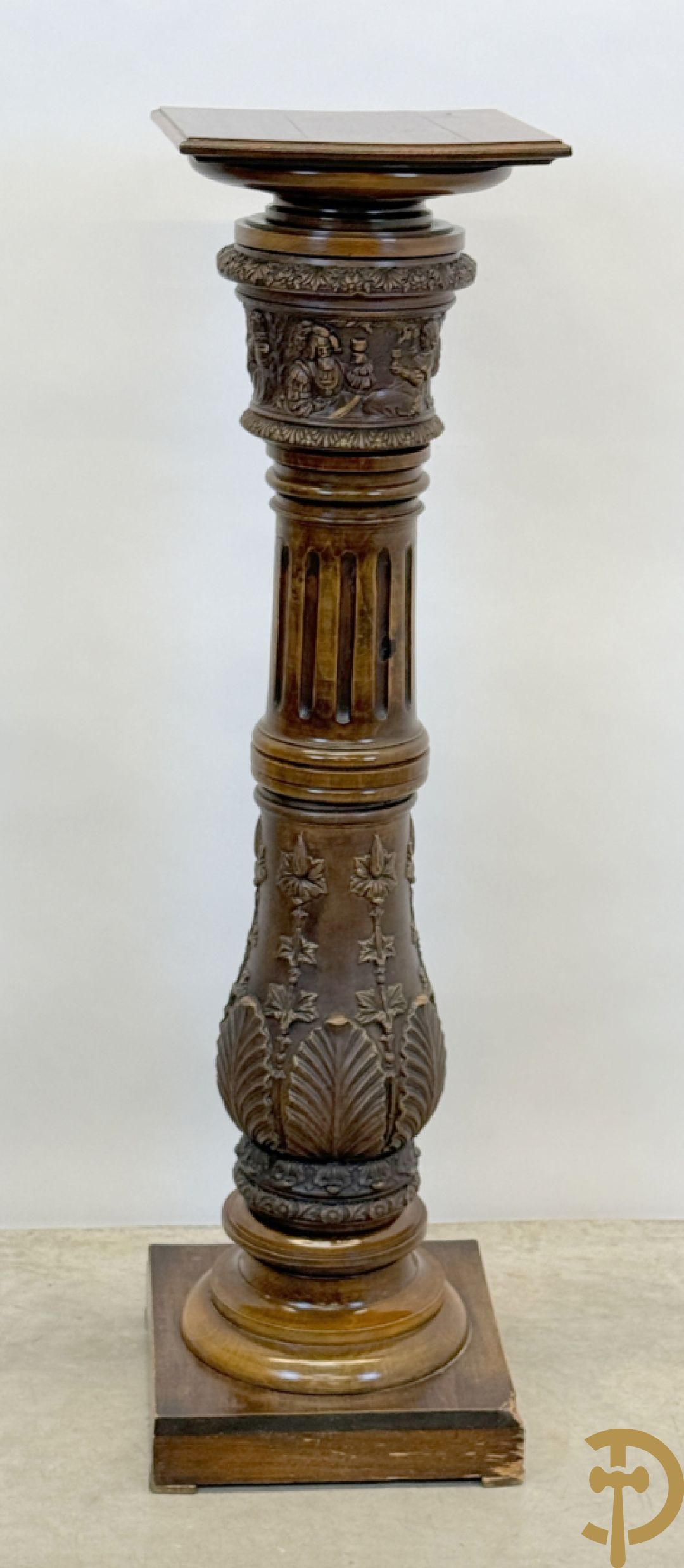 Gecanneleerde zuil met onderdelen in terra cotta bezet met basrelief van personages