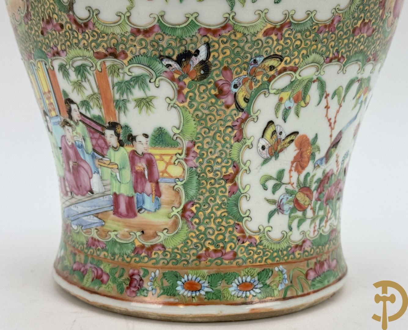 Chinese porseleinen Kantonvaas met geanimeerde taferelen, bloemen, vogel en vlinderdecor