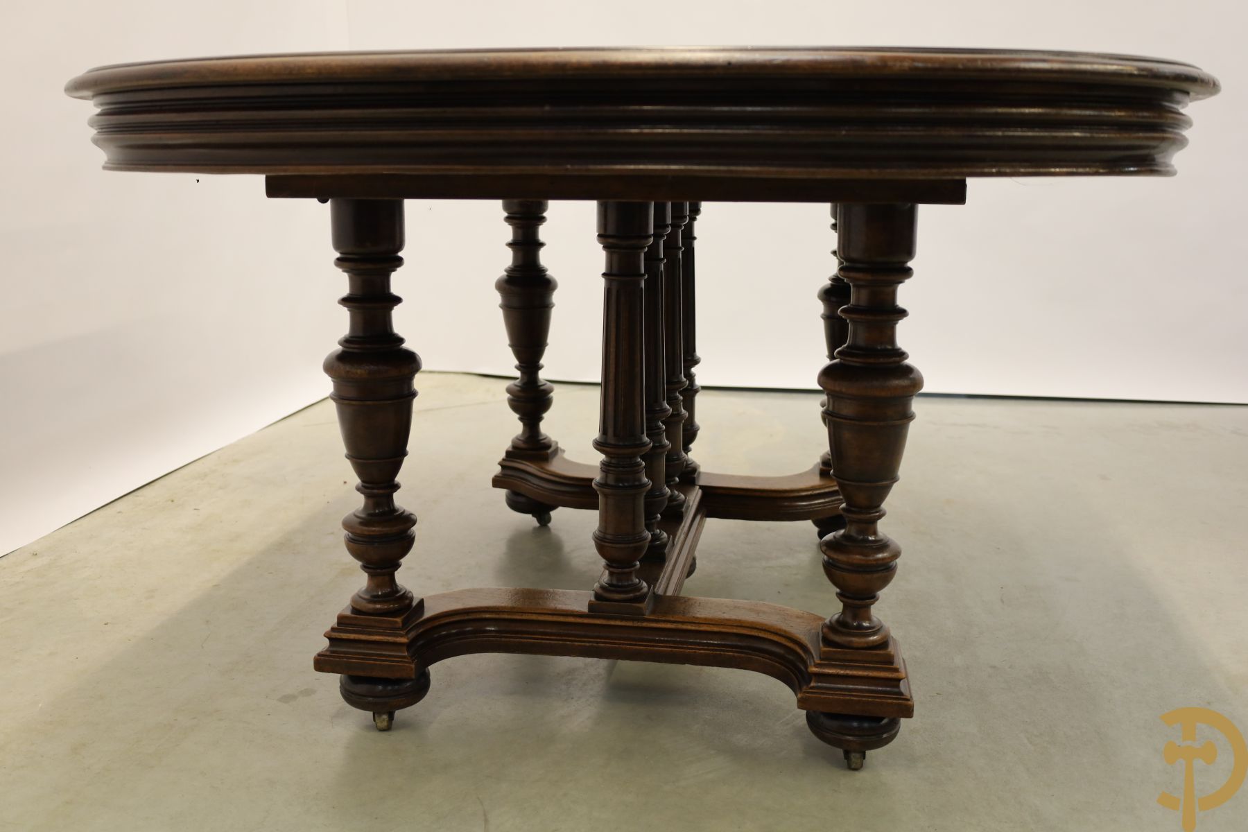 Notelaren Henri II tafel met ballusters (uittrekbaar) + 6 bijhorende stoelen met lederbekleding