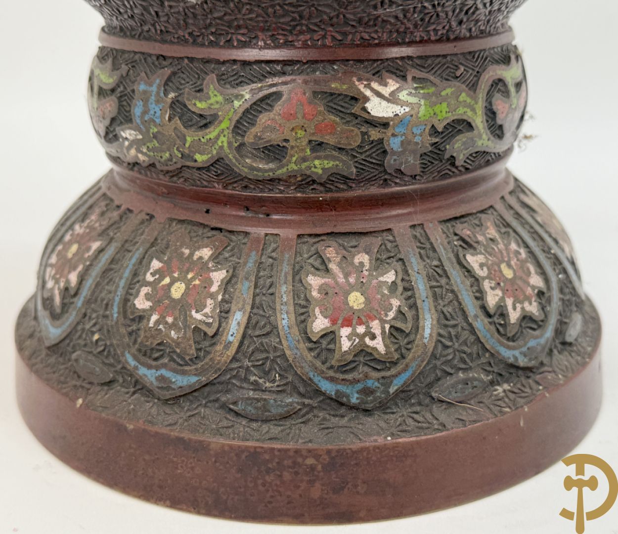 Japanse cloisoné vaas met fo-hond en bloemenmotieven