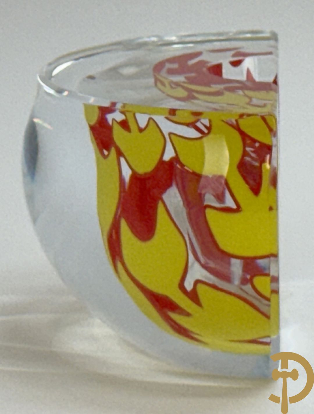 MAPSTEVENS getekend 2000 - Kristallen half bolvormig sierstuk met geel/rode motieven