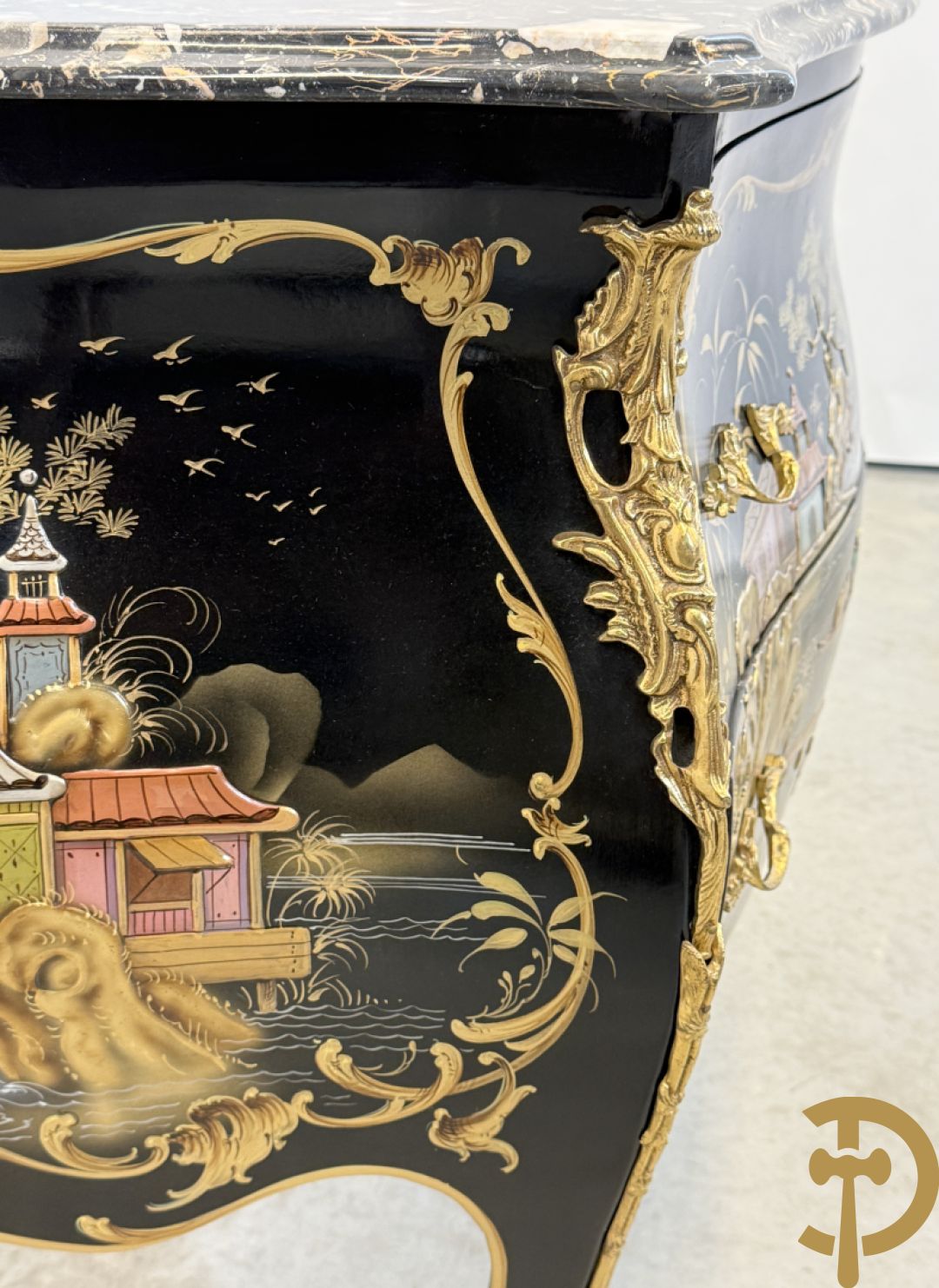 Zwartgelakte gebuikte tweeladencommode met Chinoiserie decor en marmeren blad