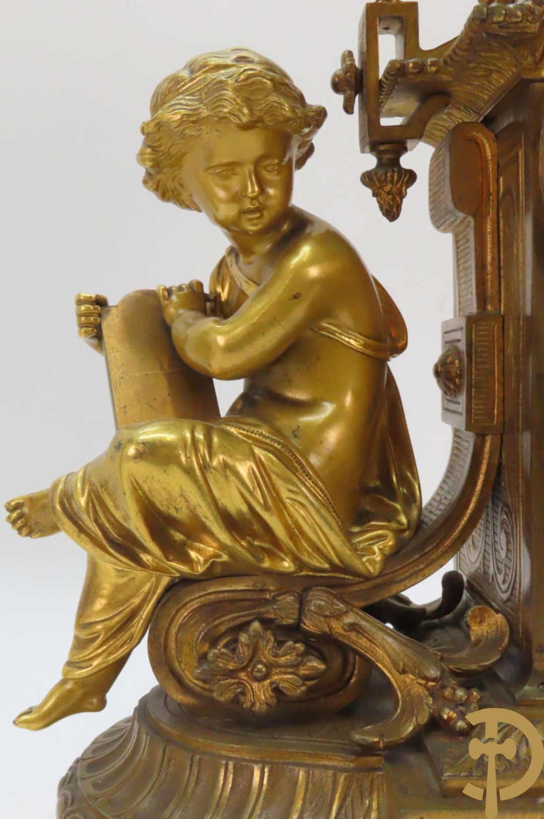 Driedelige bronzen garnituur bezet met Sèvres porselein bestaande uit pendule geflankeerd door paar cupido