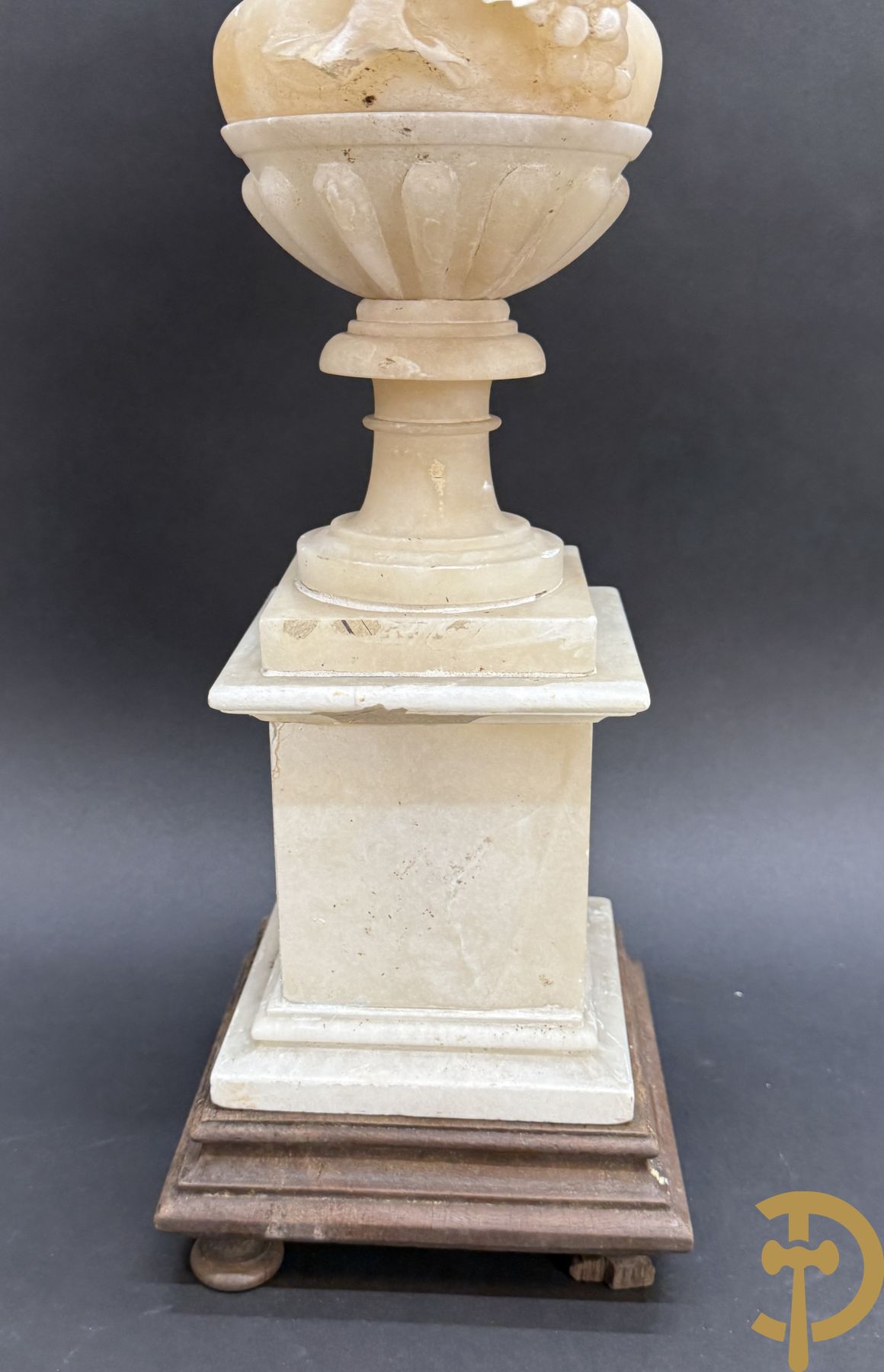 Paar handgesculpteerde albasten vazen met bloemen- en accanthusranken