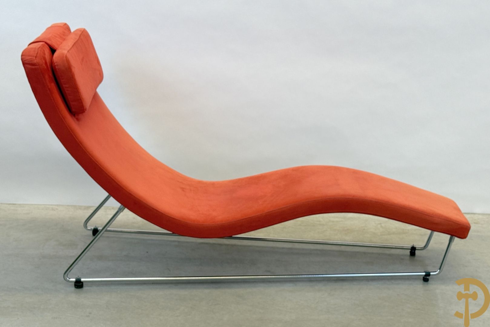 Design ligzetel in rode stof op chromé onderstel, Jongform