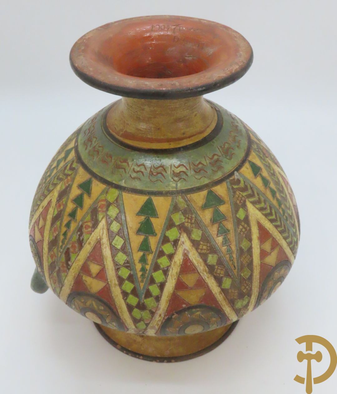 Vaas in terra cotta met geometrische motieven, Amfora, Grieks model, onleesbaar getekend onderaan