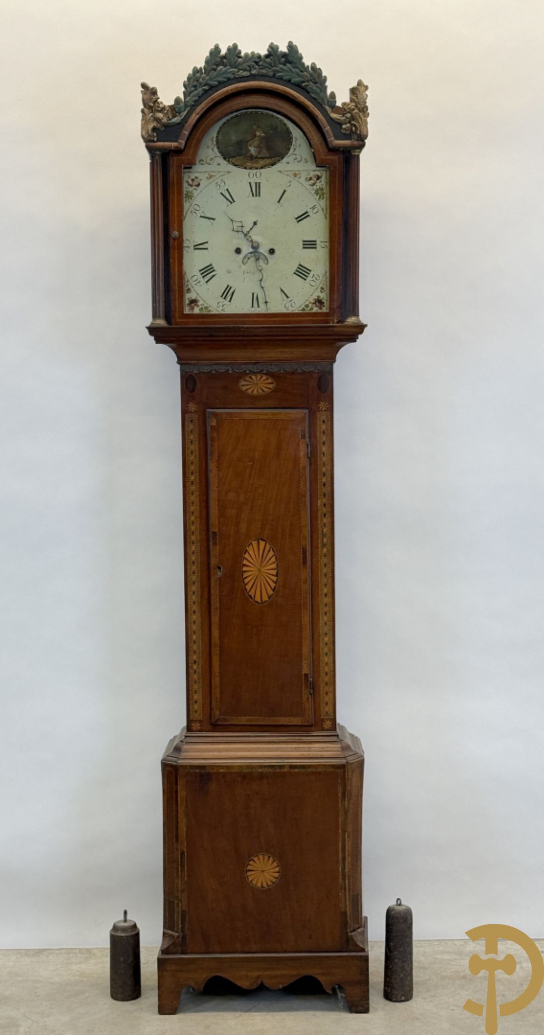 Engelse staande grootvadersklok met handbeschilderd tafereel in de wijzerplaat