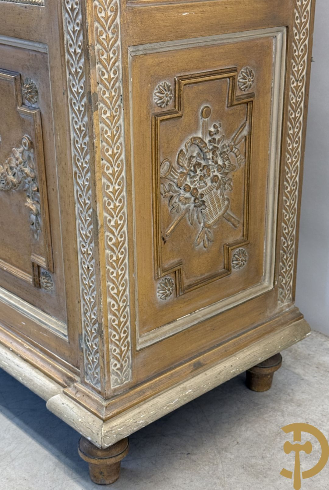 Vergulde ééndeursvitrine met geslepen ruiten, guirlandes en rocailles, bovenaan bekroond met bloemenkrans, Louis XVI stijl