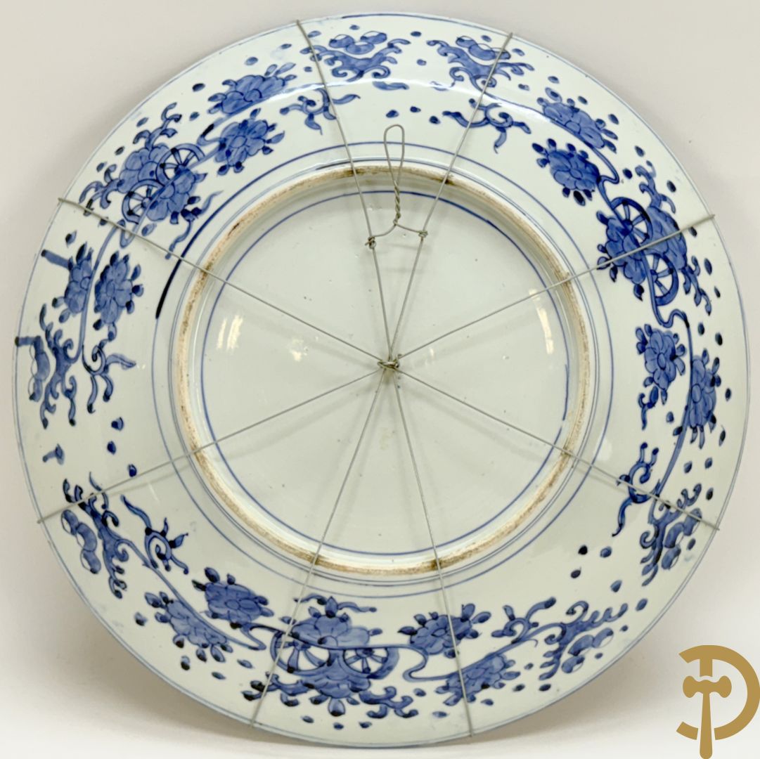 Grote Japanse Imari schotel met decor van draken, vissen en bloemen