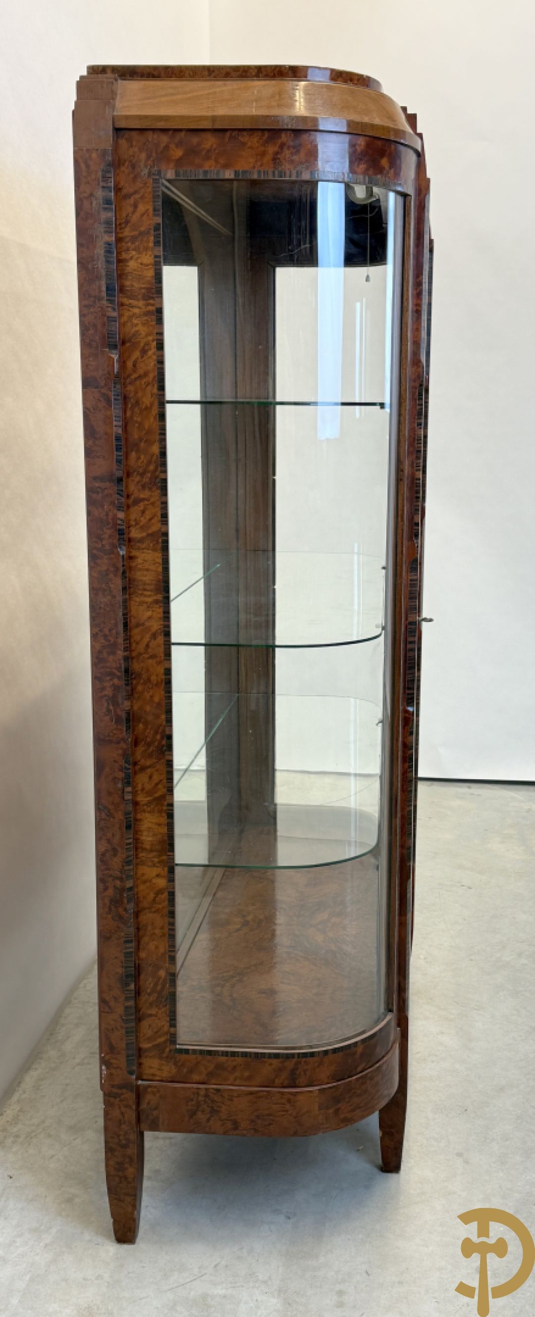 Wortelnotehouten vitrine met afgeronde zijkanten en inleg van palissander