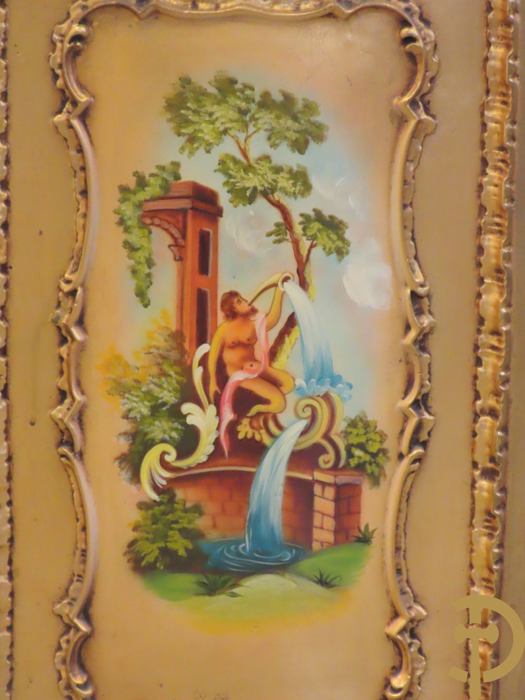 Uitzonderlijke vergulde Louis XV eetkamer bestaande uit vijfdeursdressoir met voluutvormige accanthusranken en rocailles, beschilderd met bloemenmotieven en centraal tafererel met hoornen des overvloeds + bijhorende spiegel vergulde tafel op voluutvormige poten met zes bijhorende stoelen + vitrine met accanthusranken en centrale deur, op voluutvormige poten