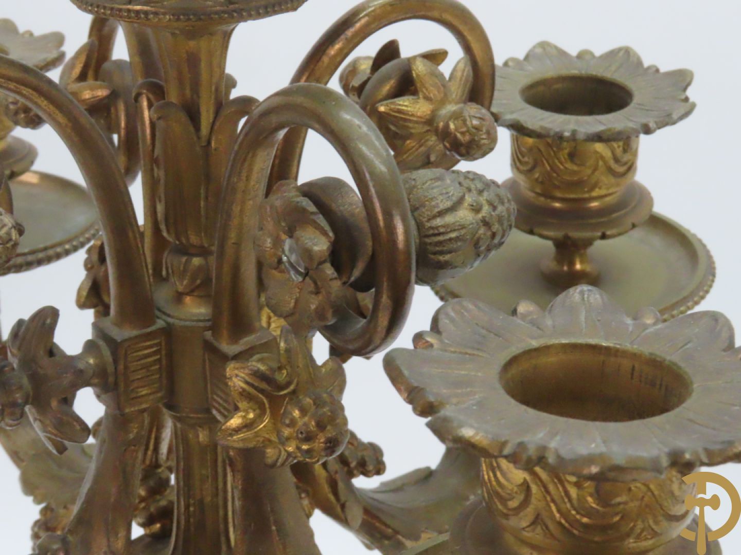 Driedelige bronzen garnituur bezet met Sèvres porselein bestaande uit pendule geflankeerd door paar cupido