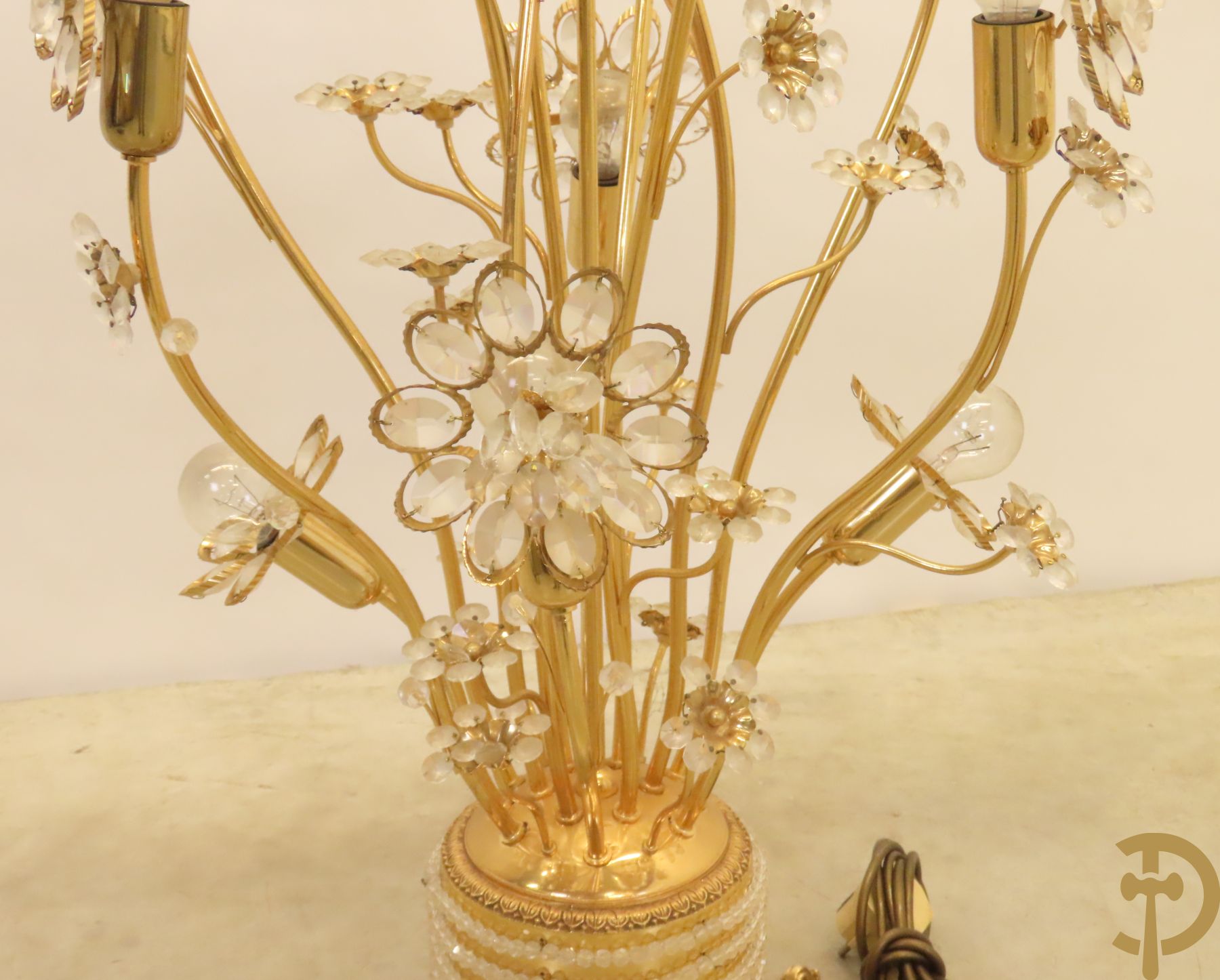 Vintage koperen staande lampadaire met strass bloemen