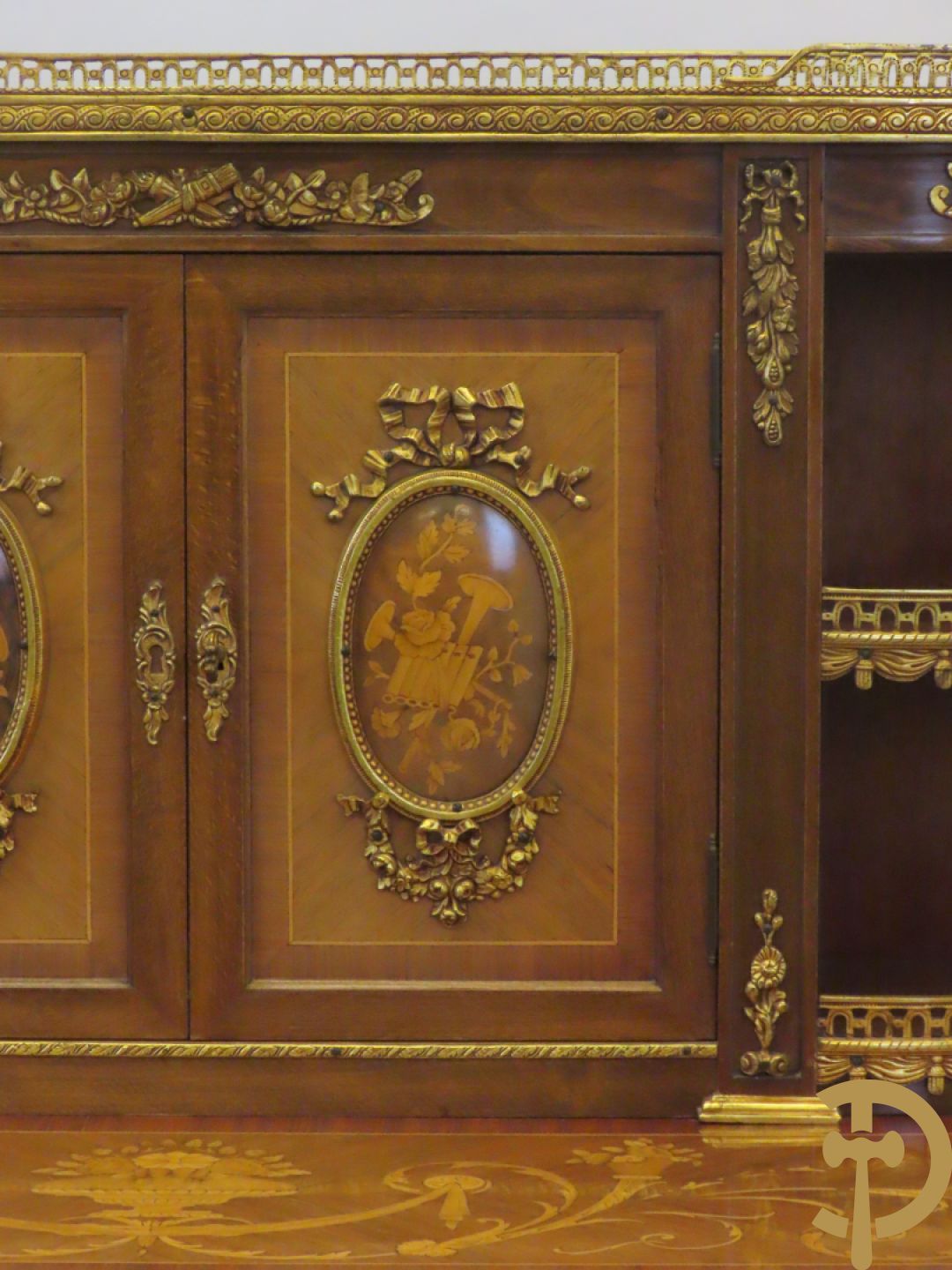 Notelaren tweedelig  kabinet met 2 lades en 2 deuren op hoge poten, gemarketteerd en bezet met bronsbeslag