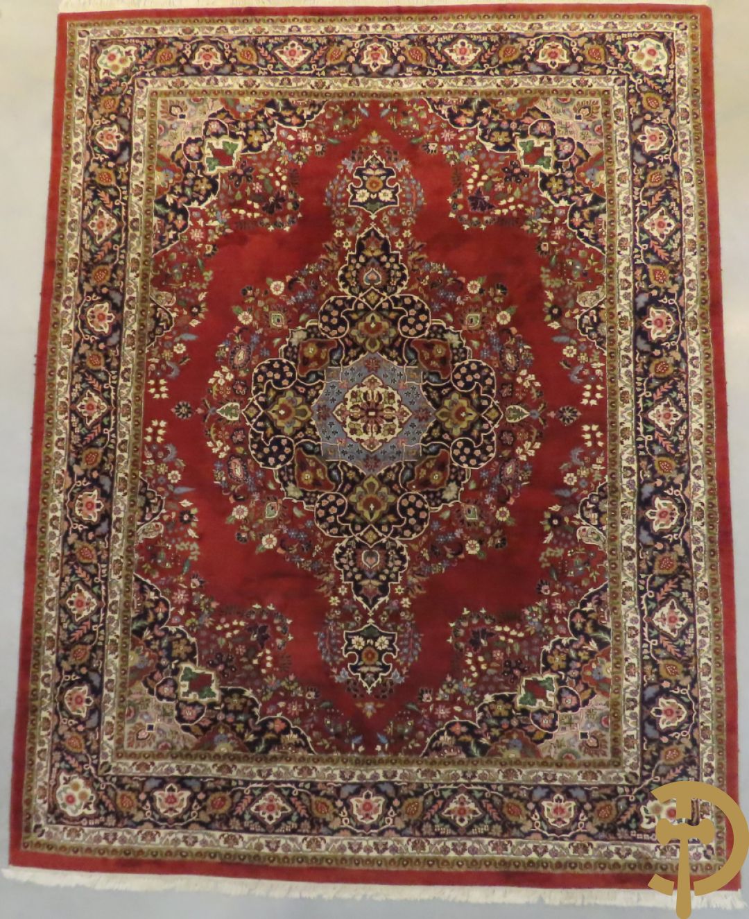 Oosters handgeknoopt tapijt met centraal medaillon en bloemenmotieven op rode fond, Tabriz