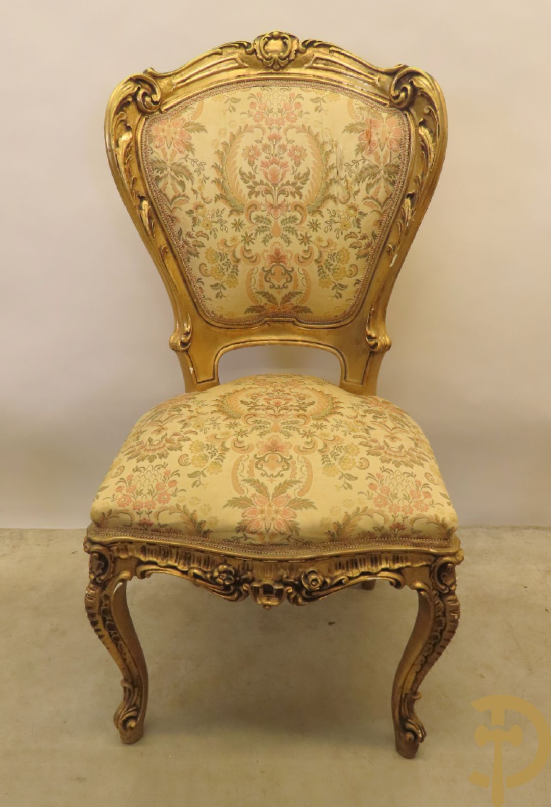 Uitzonderlijke vergulde Louis XV eetkamer bestaande uit vijfdeursdressoir met voluutvormige accanthusranken en rocailles, beschilderd met bloemenmotieven en centraal tafererel met hoornen des overvloeds + bijhorende spiegel vergulde tafel op voluutvormige poten met zes bijhorende stoelen + vitrine met accanthusranken en centrale deur, op voluutvormige poten