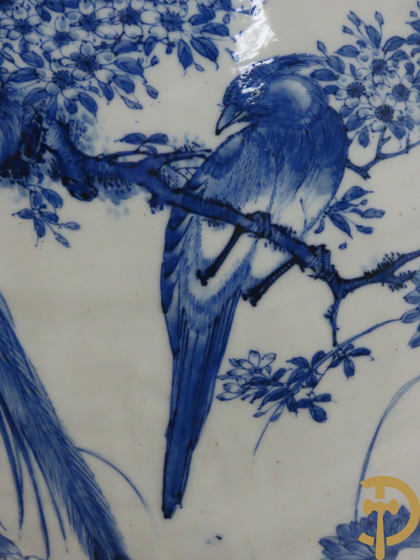 Paar Japanse porseleinen Arita vazen met decor van vogels en bloemen en draken als oren