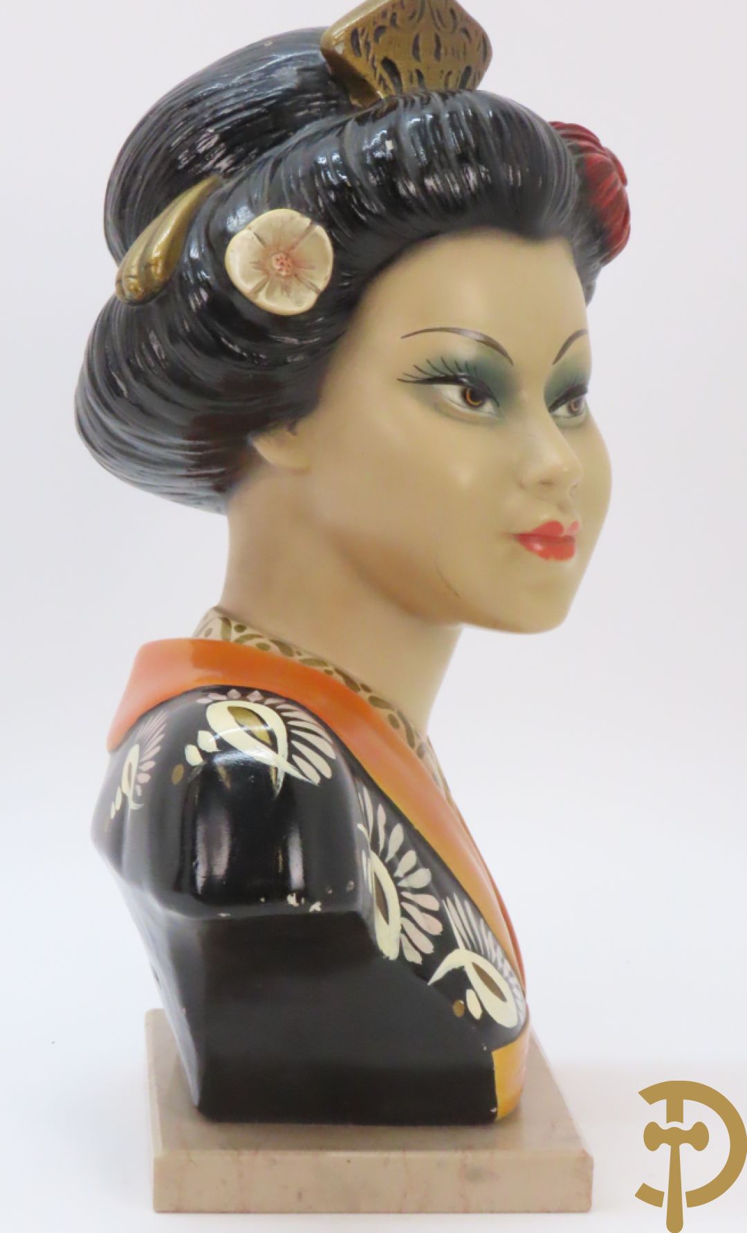 Gipsen damesbuste van Japanse schone op marmeren sokkel