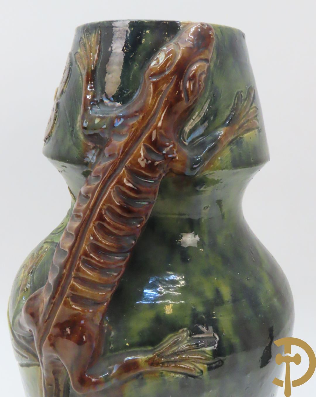 Vlaamse aardewerken vaas met salamander en bloemendecor, VH gemerkt (Van Humskerk)