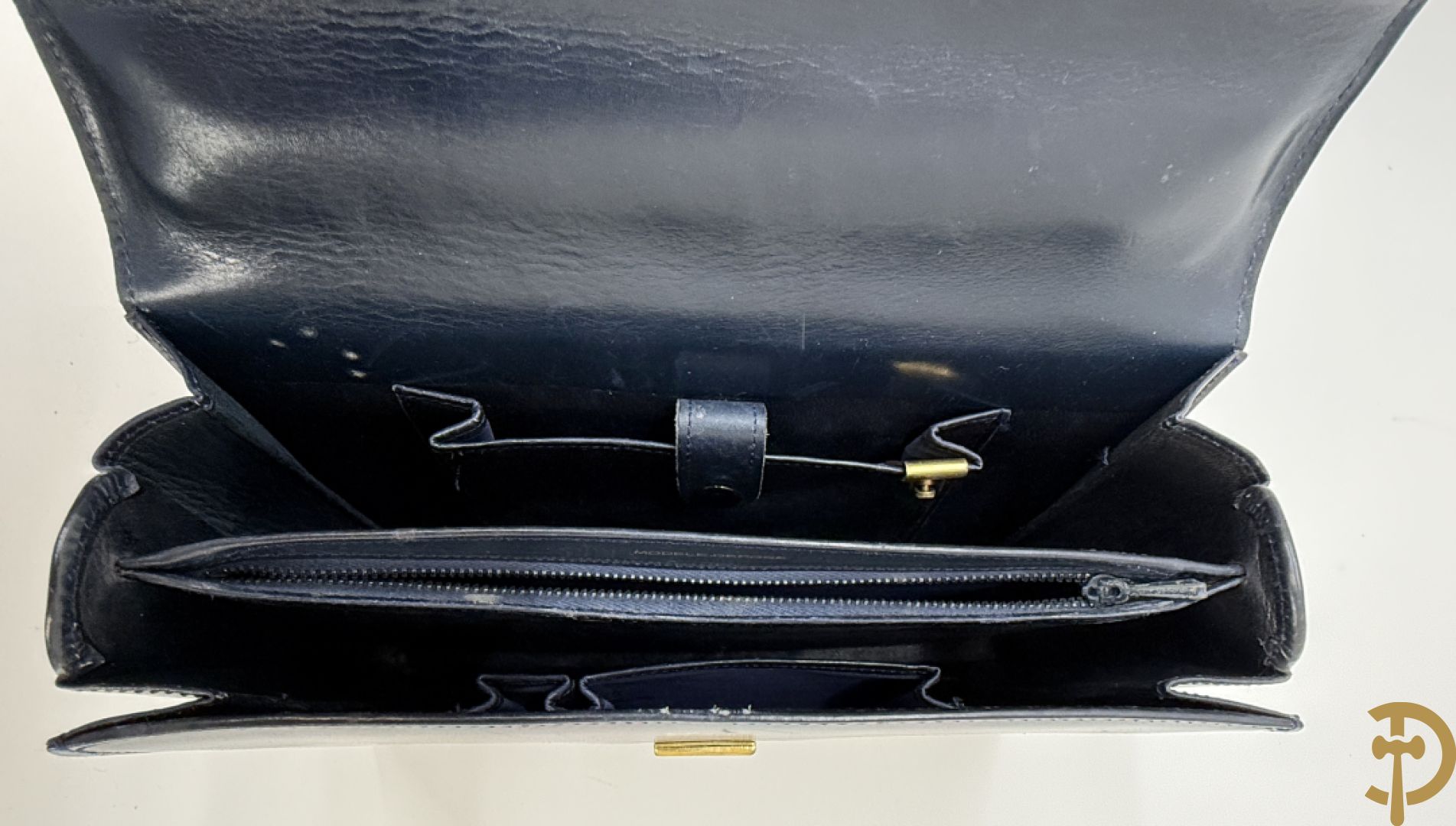 Blauwe lederen vintage Delvaux handtas + gelakte zwart lederen vintage Delvaux handtas met zak