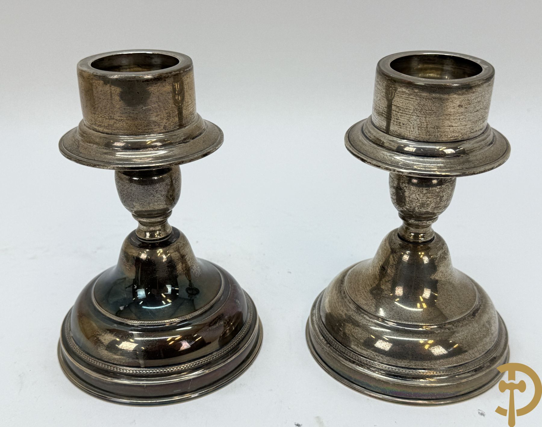 Massief zilveren kandelaar als lampadaire, 835 gemerkt, bezet met accanthusranken + 2 kleine massief zilveren kandelaars