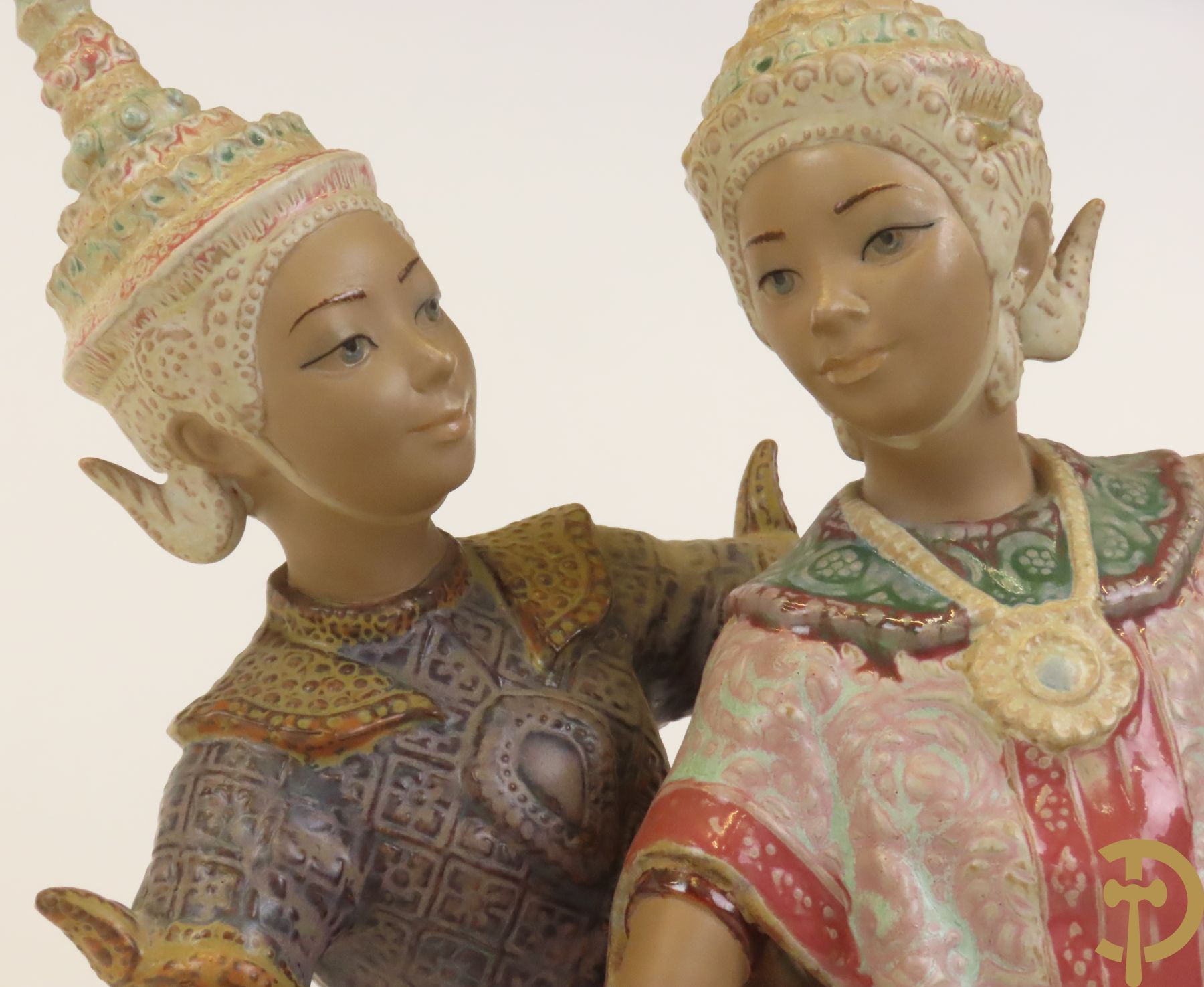 Thaise danseres met jongeman in keramiek, onderaan gemerkt Lladro