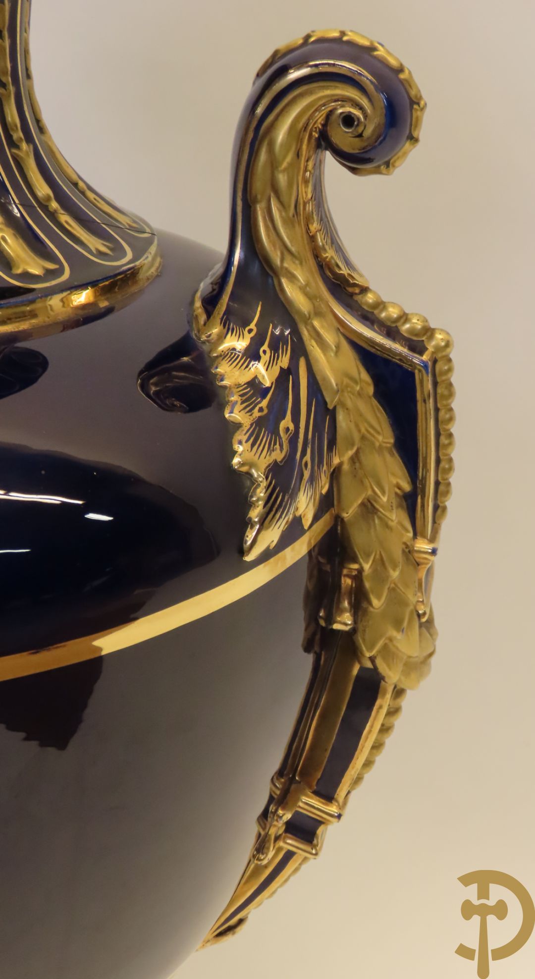 Grote kobaltblauwe porseleinen siervaas met deksel en accanthusranken opzij