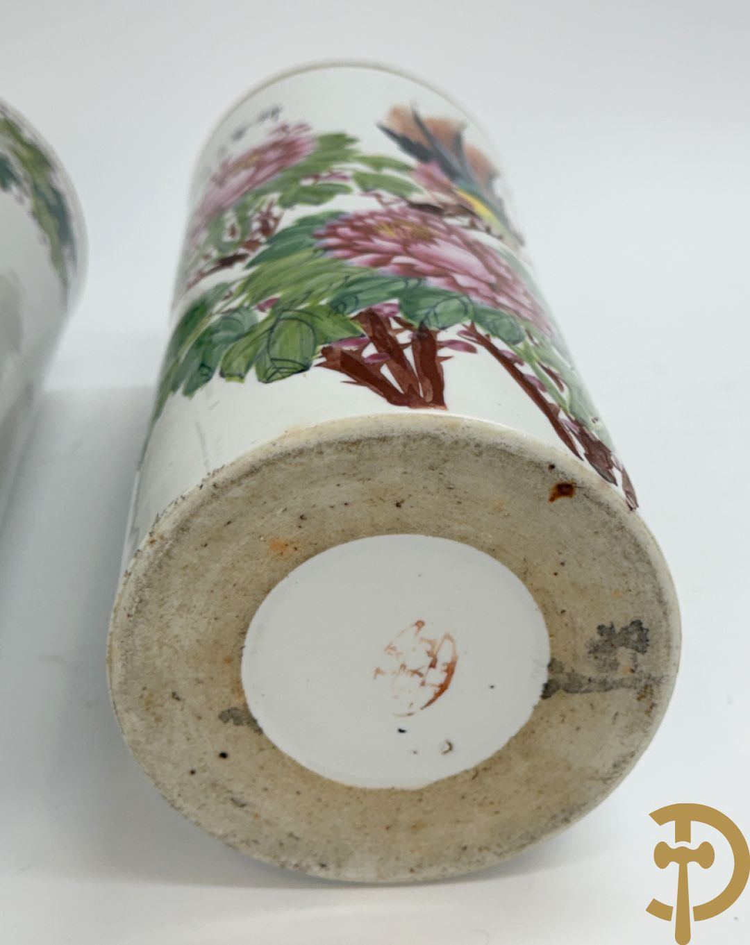 Twee rolvazen met bloemen- en vogeldecor + dekselpotiche met vogeldecor + Chinese vaas met decor van dames en kinderen